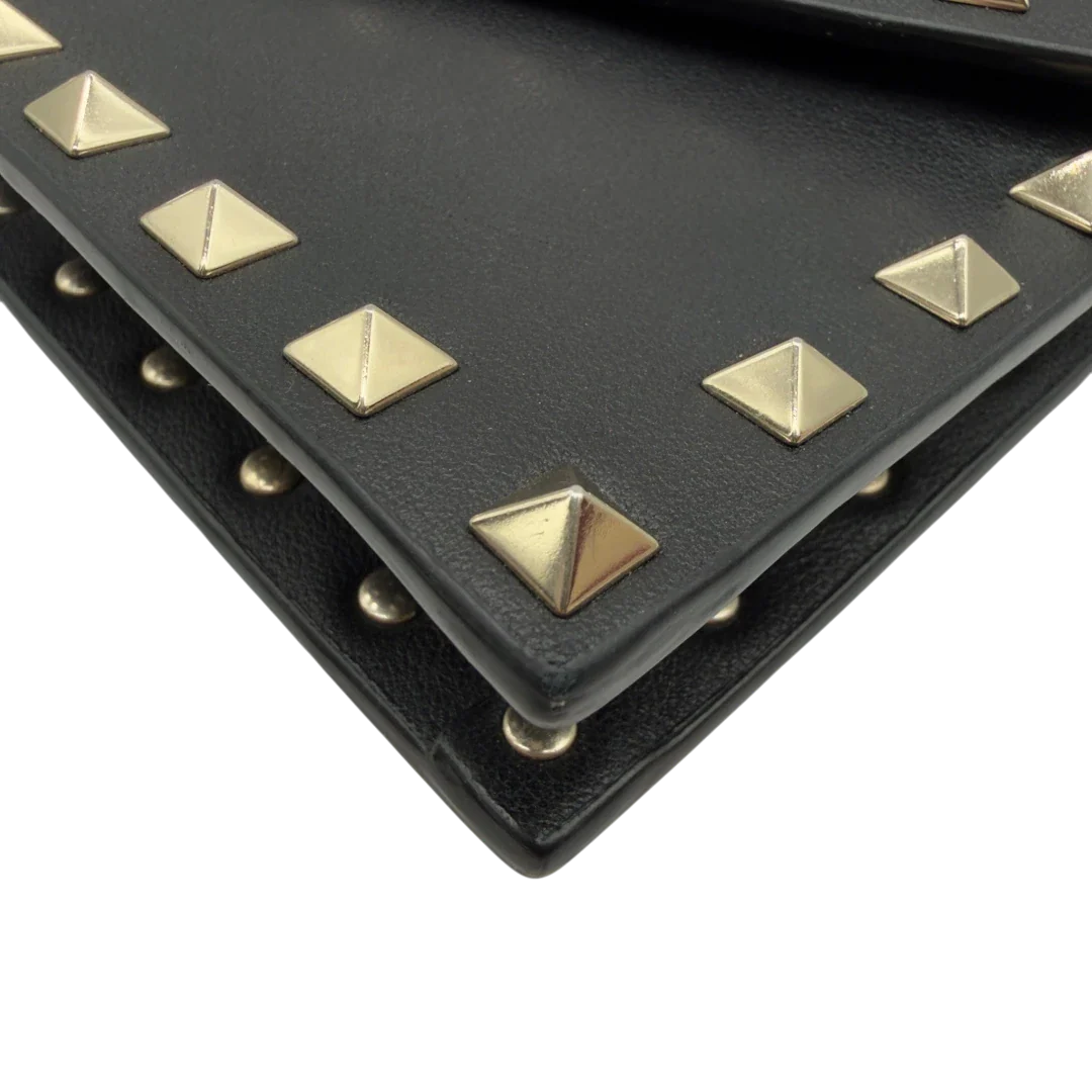 https://cdn.shopify.com/s/files/1/0564/9376/8855/files/Valentino_Garavani_Umhangetasche_Envelope_Rockstud_aus_Leder_schwarz_vintage7527.webp?v=1779405561