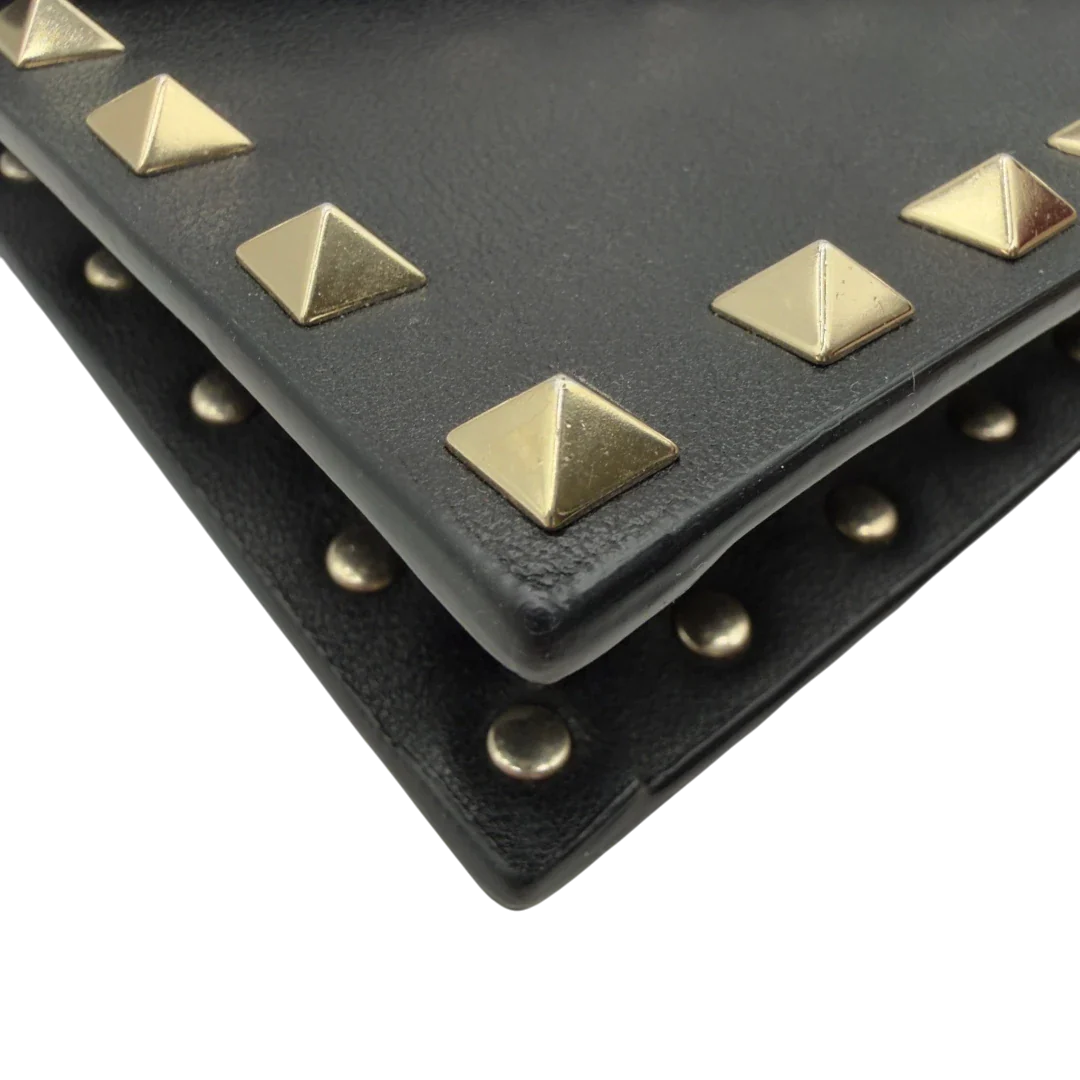 https://cdn.shopify.com/s/files/1/0564/9376/8855/files/Valentino_Garavani_Umhangetasche_Envelope_Rockstud_aus_Leder_schwarz_vintage7528.webp?v=1779405560