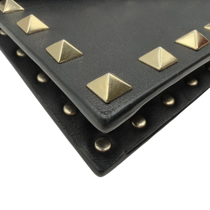 https://cdn.shopify.com/s/files/1/0564/9376/8855/files/Valentino_Garavani_Umhangetasche_Envelope_Rockstud_aus_Leder_schwarz_vintage7528.webp?v=1779405560