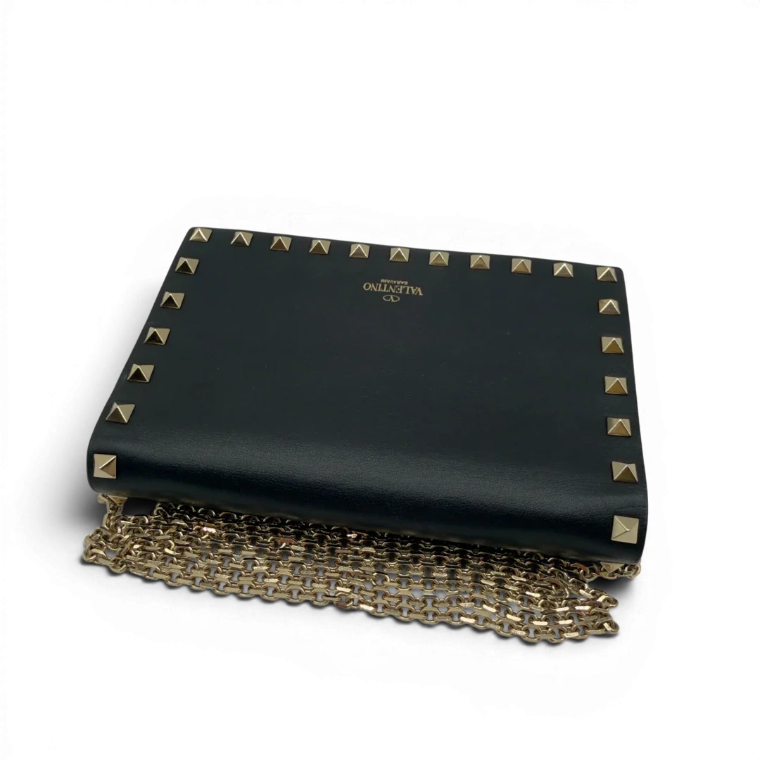 https://cdn.shopify.com/s/files/1/0564/9376/8855/files/Valentino_Garavani_Umhangetasche_Envelope_Rockstud_aus_Leder_schwarz_vintage7529.webp?v=1779405561