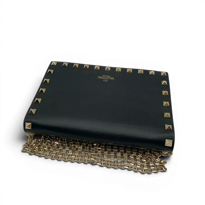 https://cdn.shopify.com/s/files/1/0564/9376/8855/files/Valentino_Garavani_Umhangetasche_Envelope_Rockstud_aus_Leder_schwarz_vintage7529.webp?v=1779405561