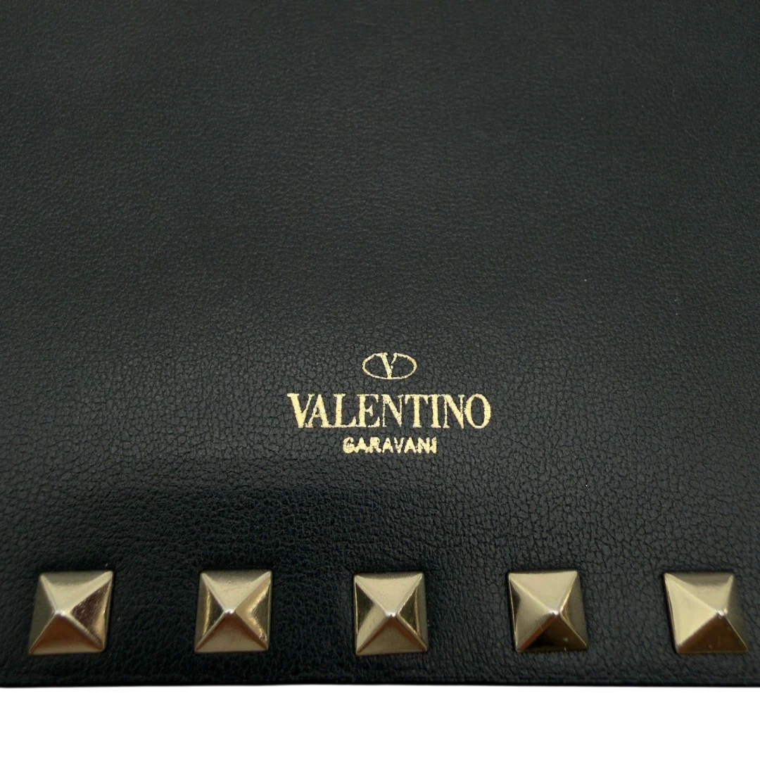 https://cdn.shopify.com/s/files/1/0564/9376/8855/files/Valentino_Garavani_Umhangetasche_Envelope_Rockstud_aus_Leder_schwarz_vintage7532.webp?v=1779405561