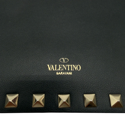 https://cdn.shopify.com/s/files/1/0564/9376/8855/files/Valentino_Garavani_Umhangetasche_Envelope_Rockstud_aus_Leder_schwarz_vintage7532.webp?v=1779405561