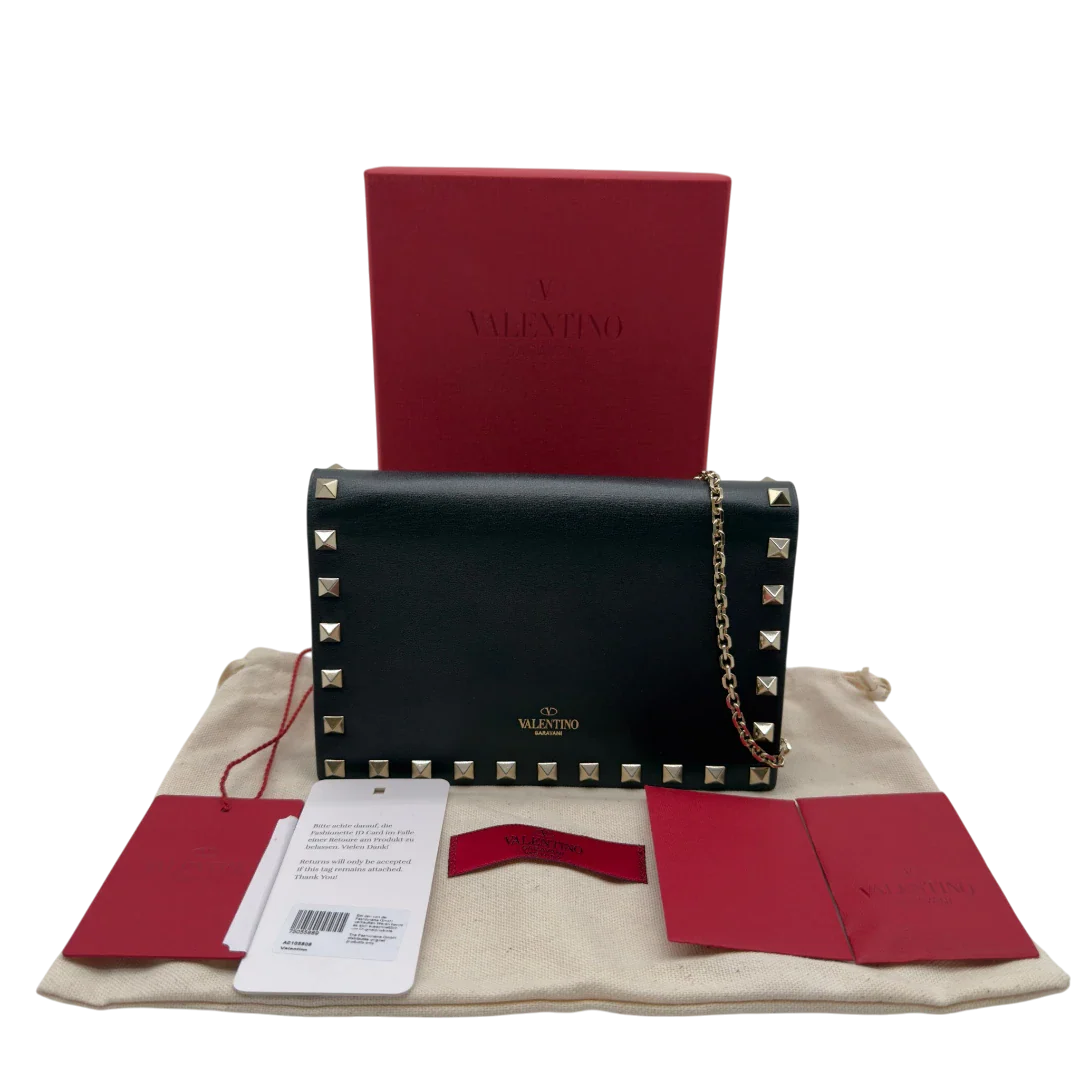 https://cdn.shopify.com/s/files/1/0564/9376/8855/files/Valentino_Garavani_Umhangetasche_Envelope_Rockstud_aus_Leder_schwarz_vintage7535.webp?v=1779405560