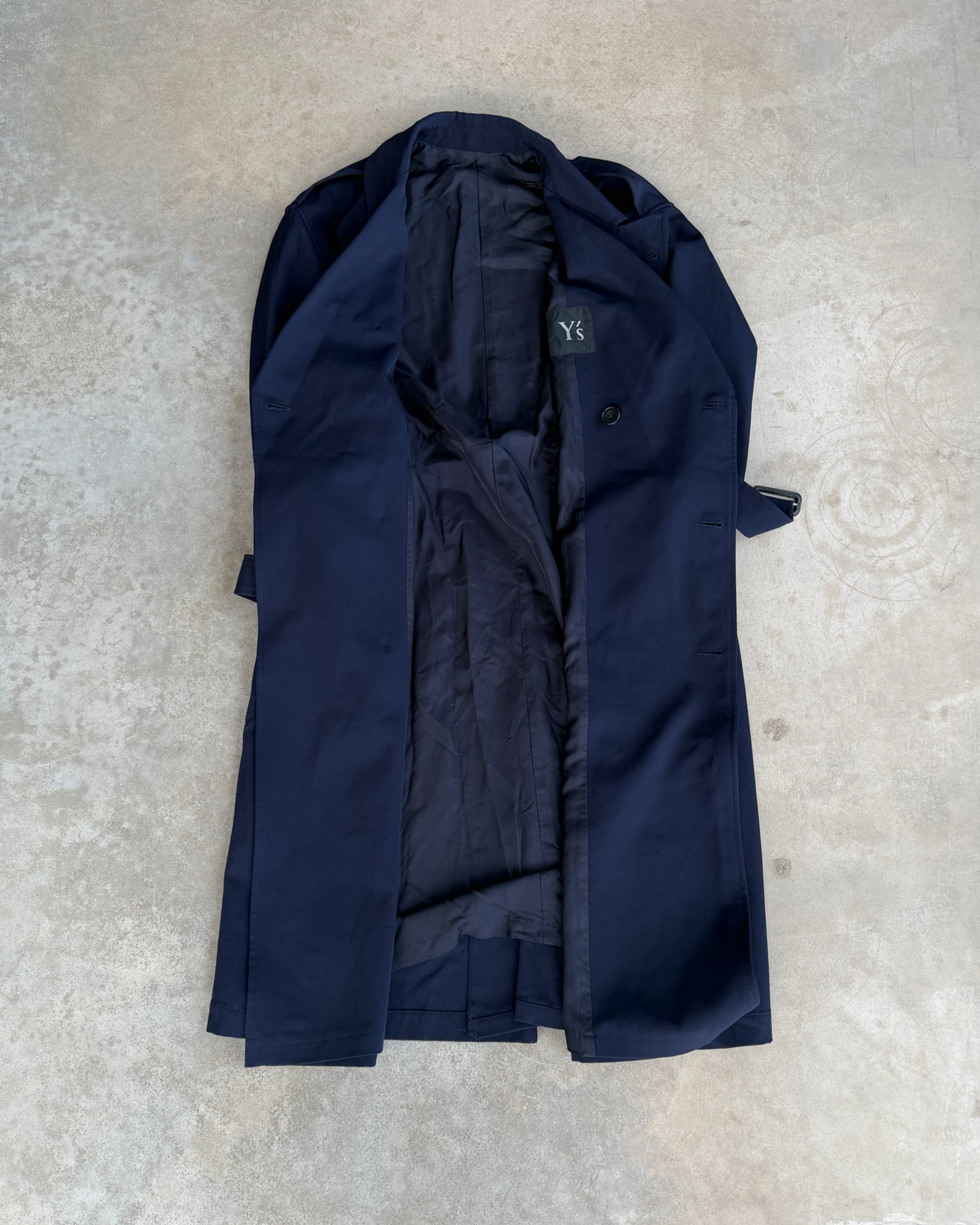 Yohji Yamamoto AW04 Trench Mac Coat – L-on a concrete background
