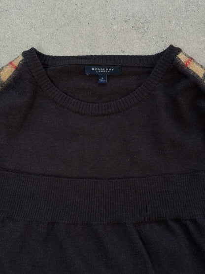 Burberry London 2000s wool knit jumper in size M, featuring classic design and textured fabric, displayed on a neutral background.