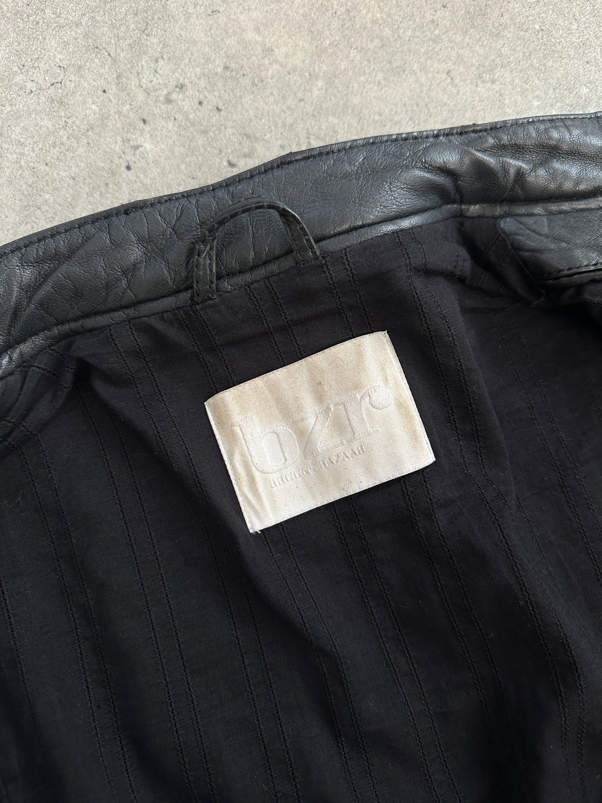 Vintage 2000s fitted Moto Lamb leather jacket in XS, showcasing classic design, black leather, and vintage style details.