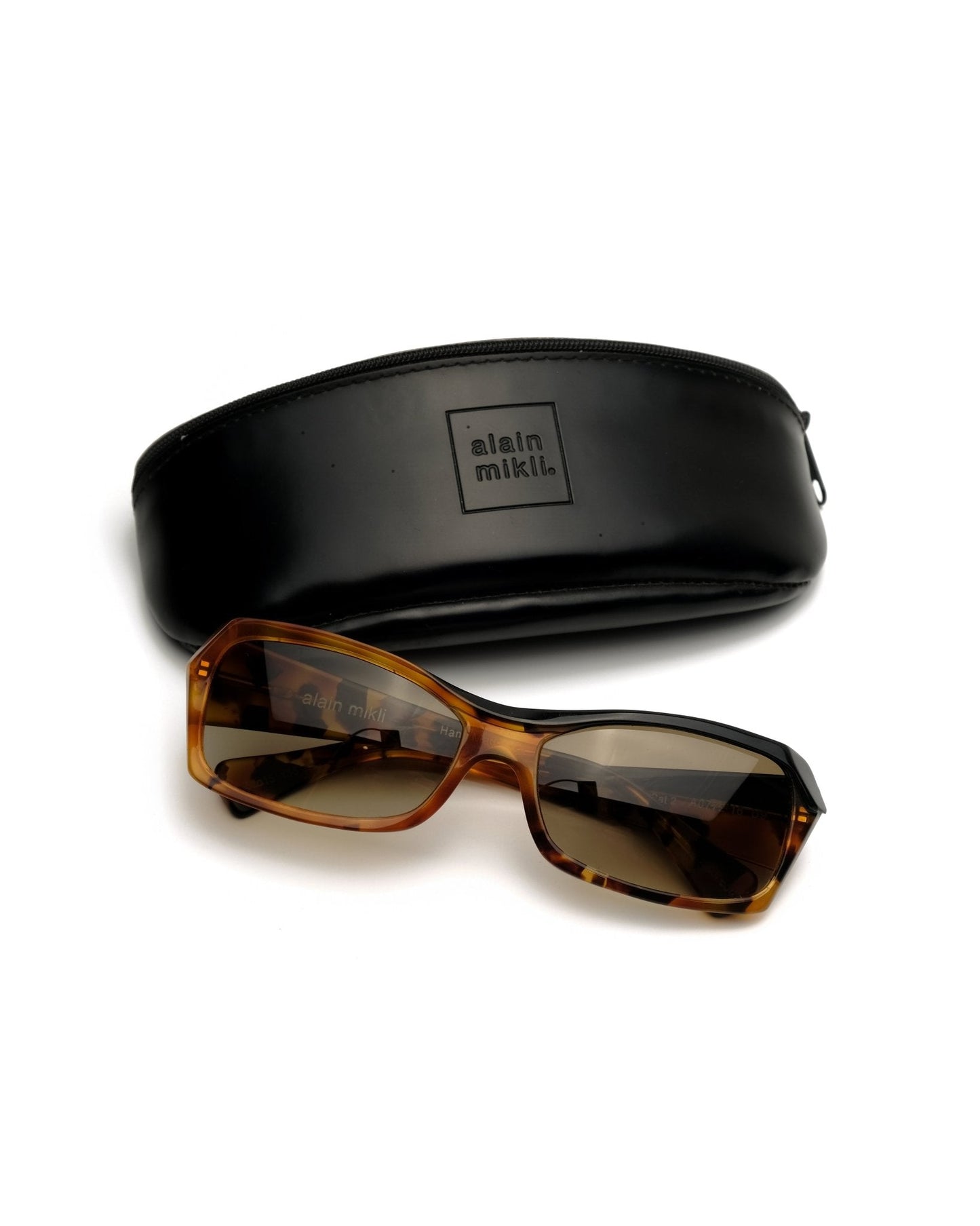 https://cdn.shopify.com/s/files/1/0818/5459/5398/files/alain-mikli-alain-mikli-asymmetrical-sunglasses-vintage-su475-2875959.jpg?v=1778953735