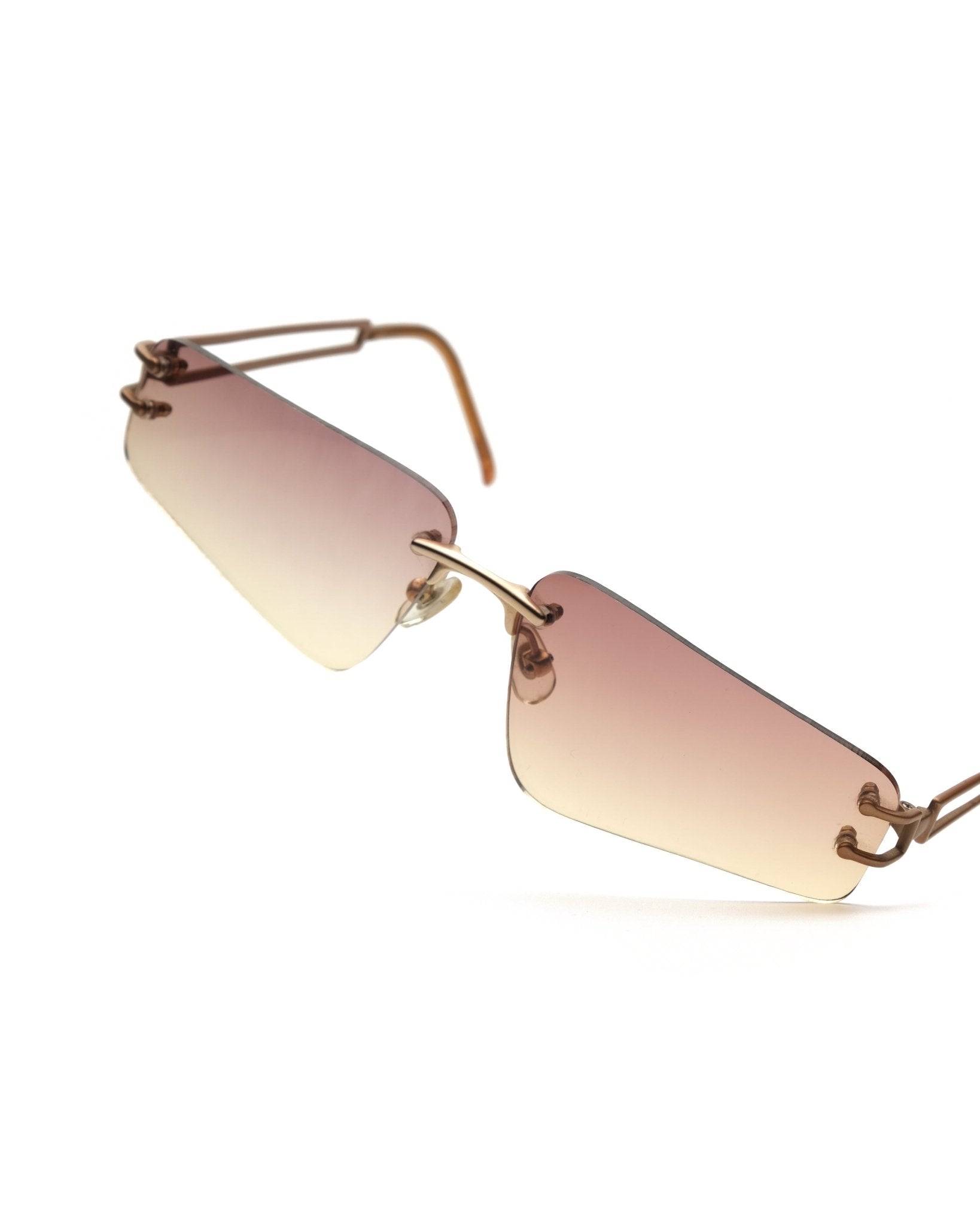 https://cdn.shopify.com/s/files/1/0818/5459/5398/files/alexander-mcqueen-alexander-mcqueen-rimless-sunglasses-vintage-su420-7365549.jpg?v=1770139713