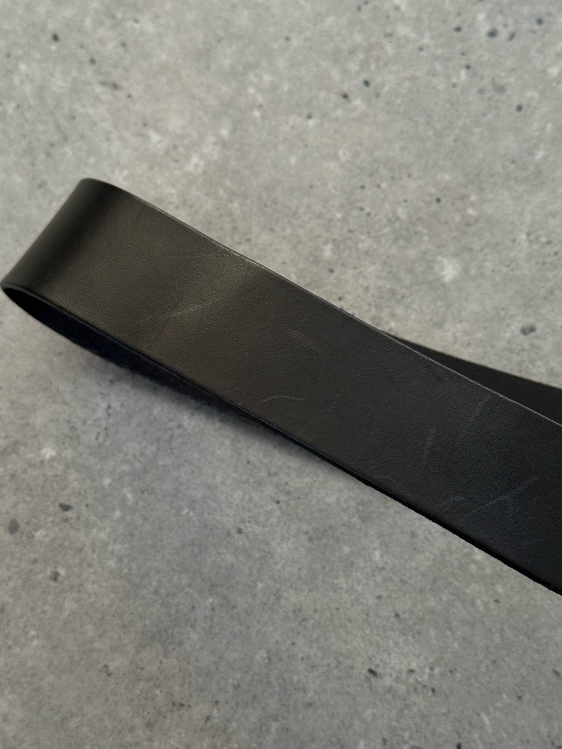 Cerruti 1990s chunky leather belt in black with silver buckle, size W32-35, featuring textured leather and bold design details.