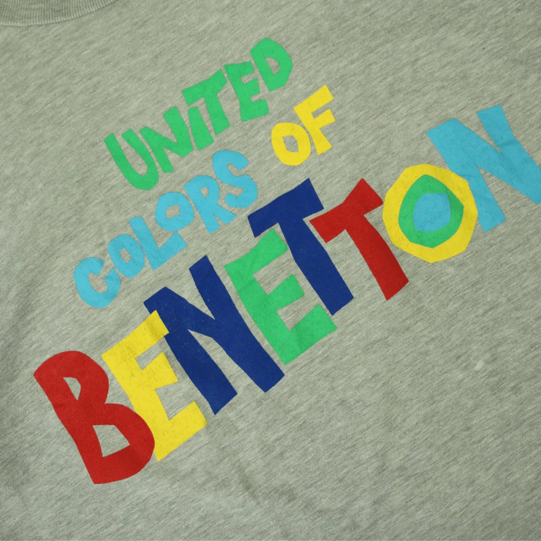 BENETTON SPELLOUT GREY TEE  (M)