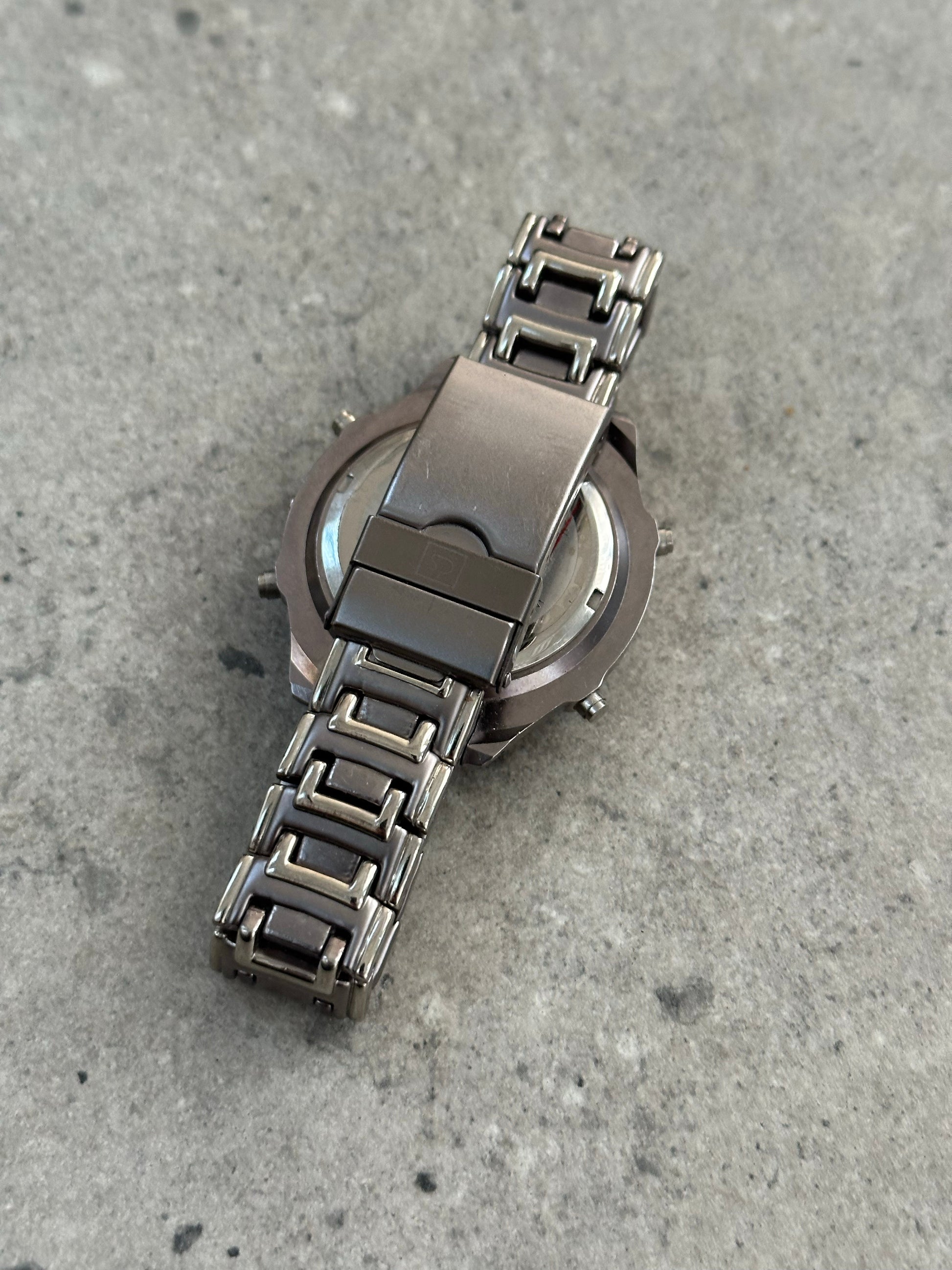Vintage 1990s Titanium Quartz Sports Watch with black dial and metal bracelet, showcasing a classic retro design.