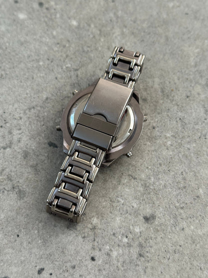 Vintage 1990s Titanium Quartz Sports Watch with black dial and metal bracelet, showcasing a classic retro design.