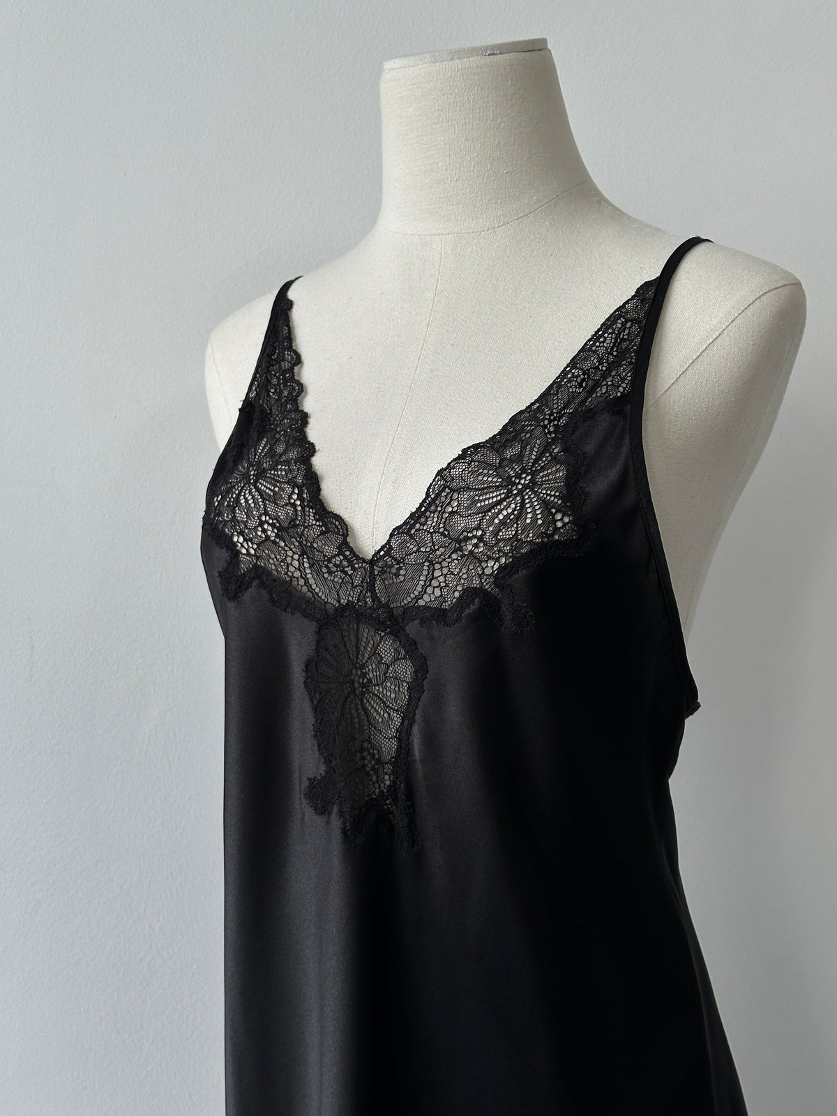 Oscar De La Renta satin lace mini slip dress in size M, featuring a luxurious satin fabric and delicate lace details.