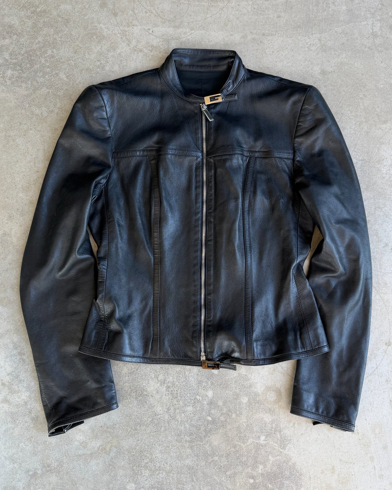 Gucci by Tom Ford FW97 Black Leather Jacket – S-on a concrete background