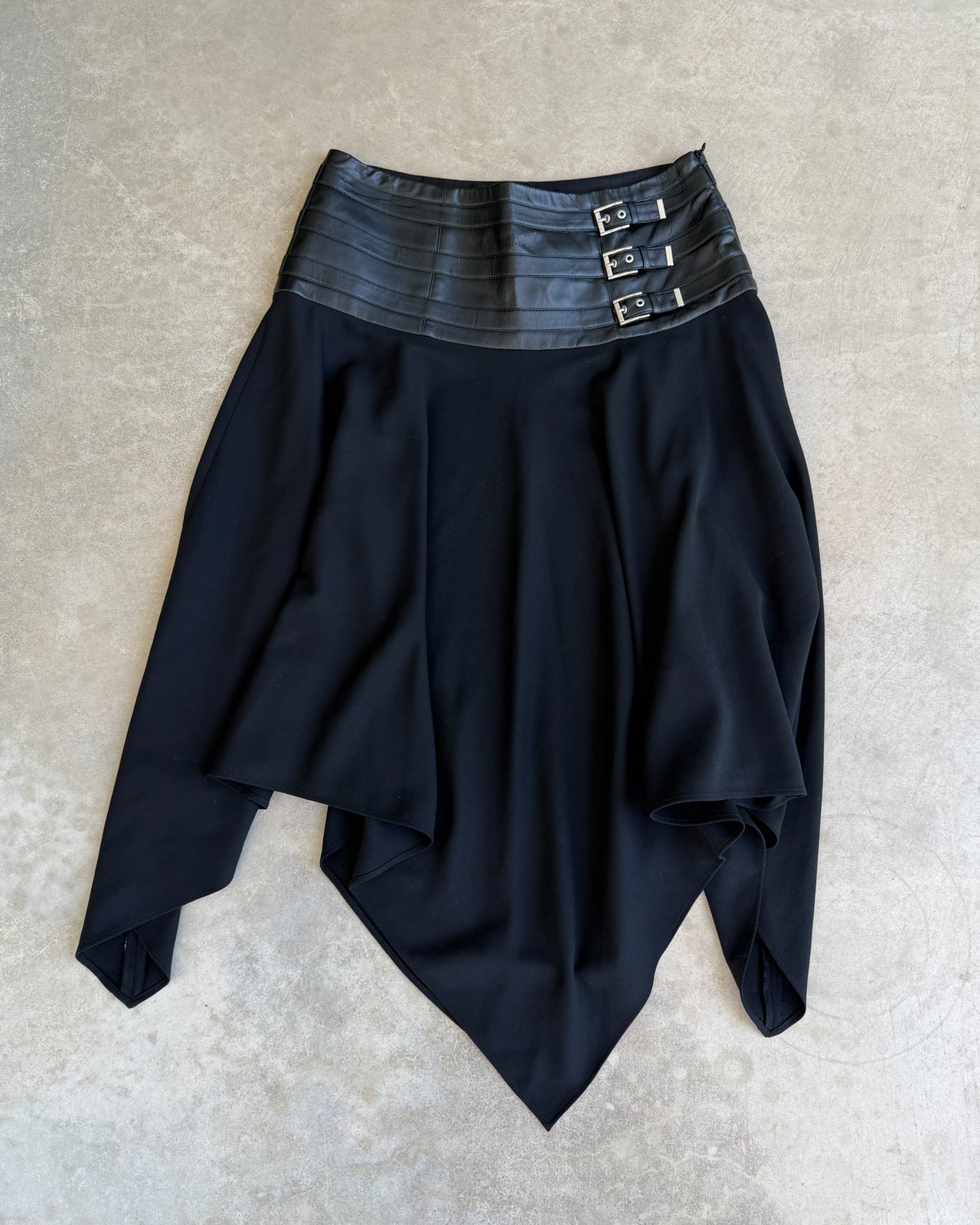 Escada Wool and Leather Waistband Midi Skirt – S/M-on a concrete background