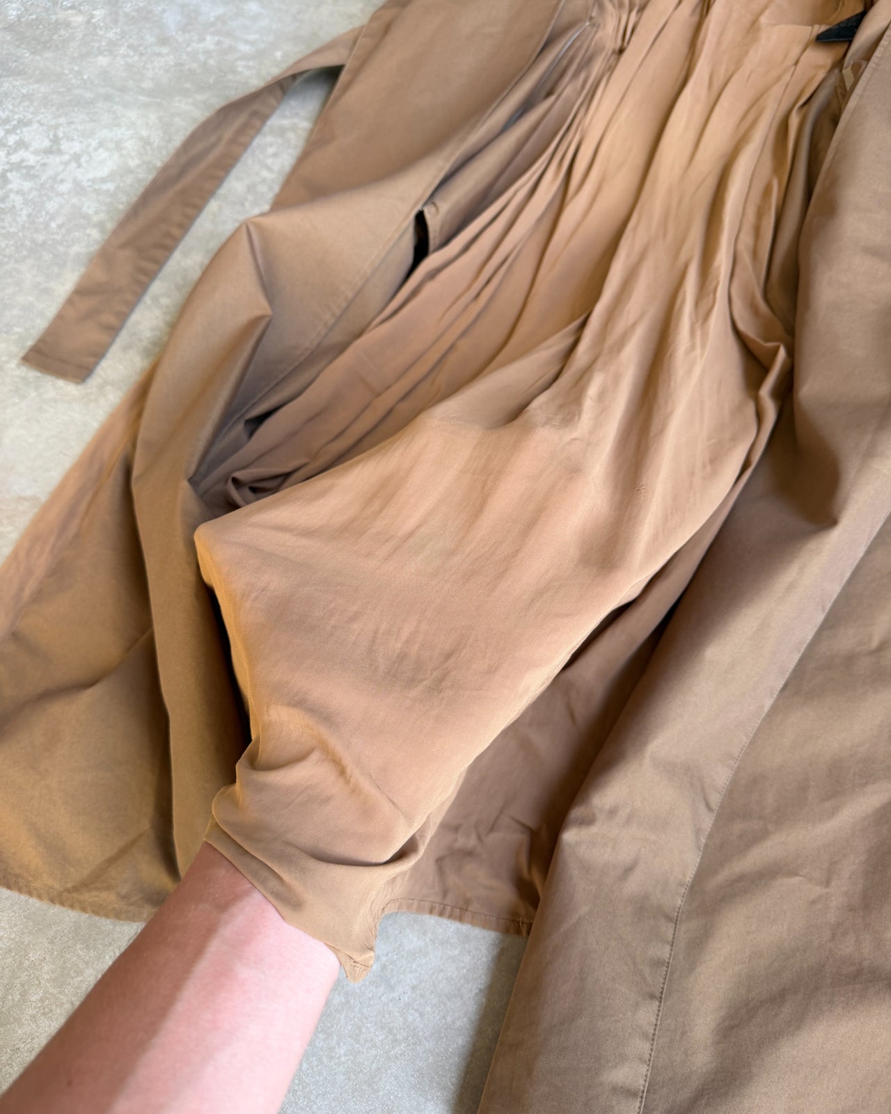 Lanvin en Bleu Cotton and Silk Trench Coat – S-on a concrete background