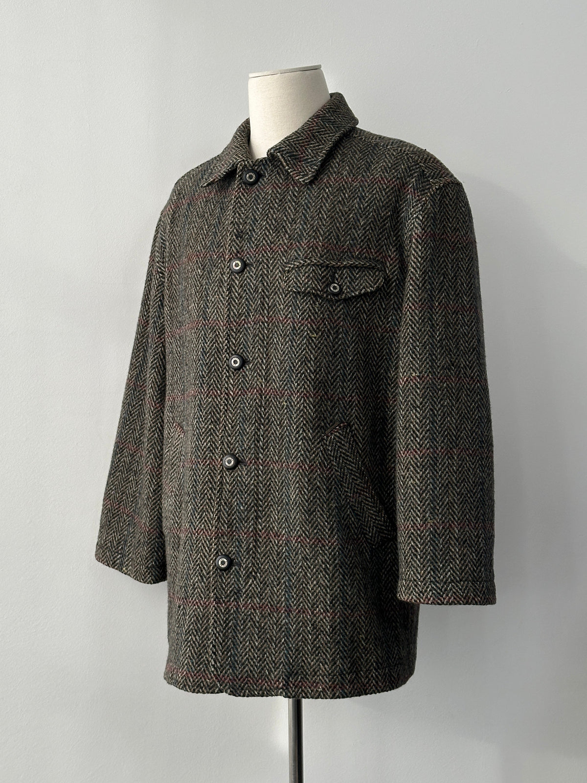 Vintage Italian 1980s pure wool herringbone coat, size L, featuring classic tailored design and timeless herringbone pattern.