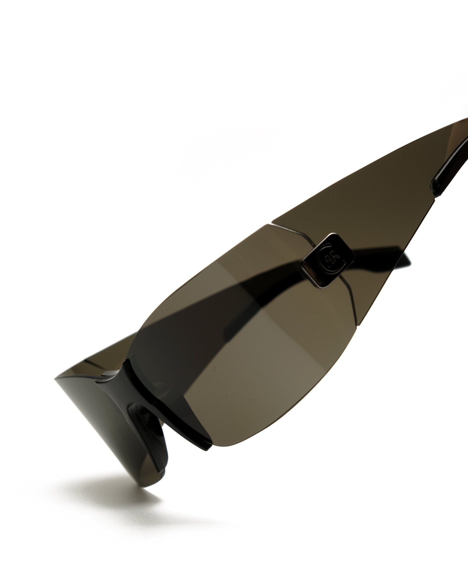 https://cdn.shopify.com/s/files/1/0818/5459/5398/files/cerruti-cerruti-shield-vintage-su477-4347862.jpg?v=1778953734