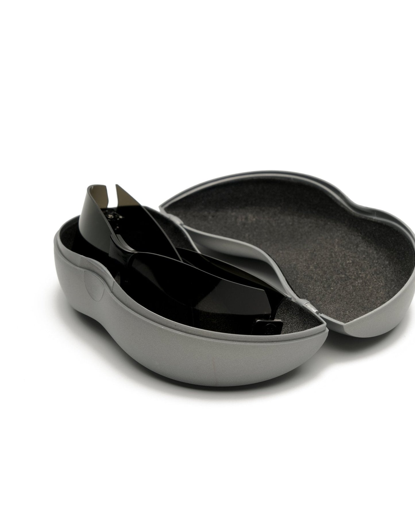 https://cdn.shopify.com/s/files/1/0818/5459/5398/files/cerruti-cerruti-shield-vintage-su477-6367728.jpg?v=1778953734