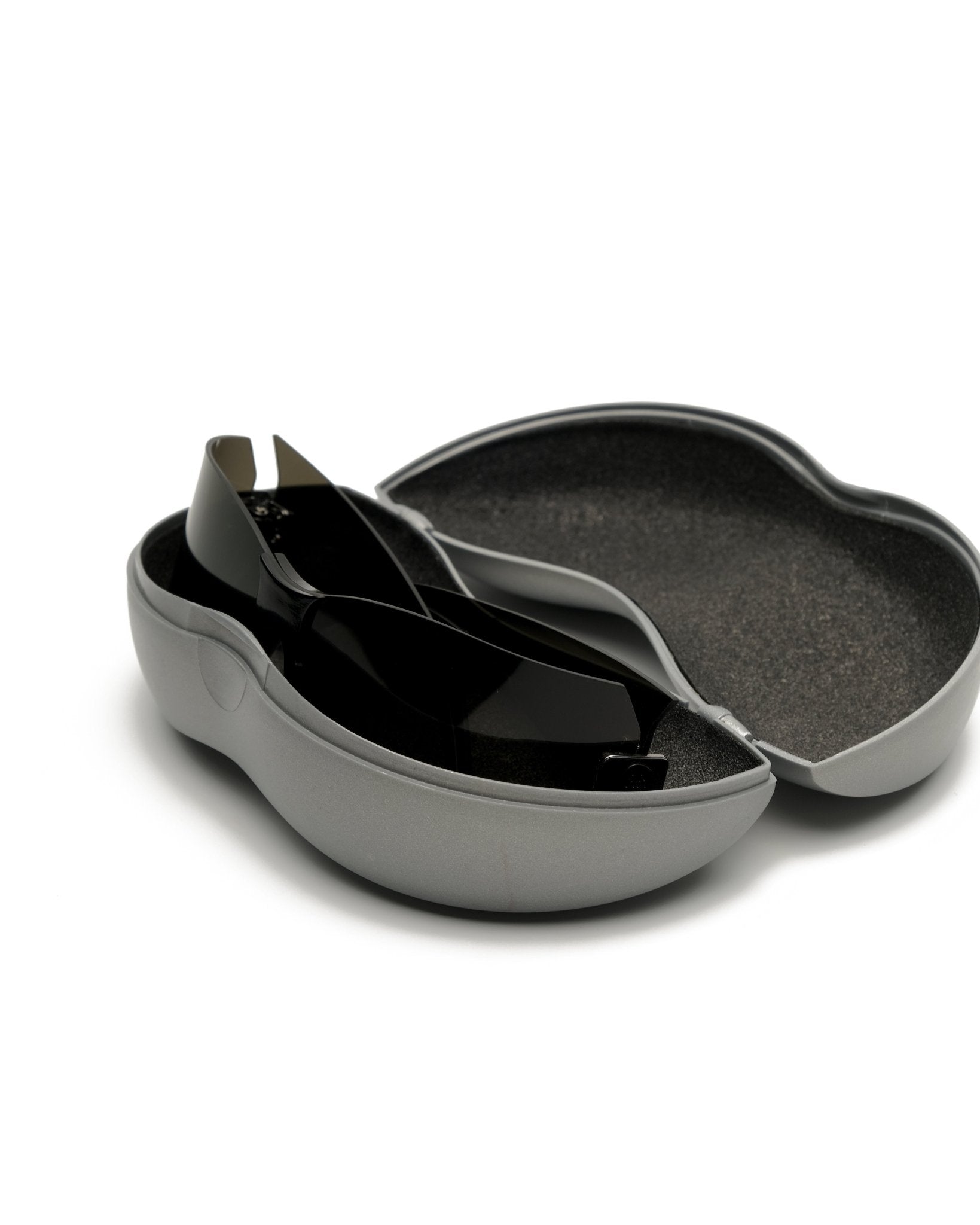 https://cdn.shopify.com/s/files/1/0818/5459/5398/files/cerruti-cerruti-shield-vintage-su477-6367728.jpg?v=1778953734