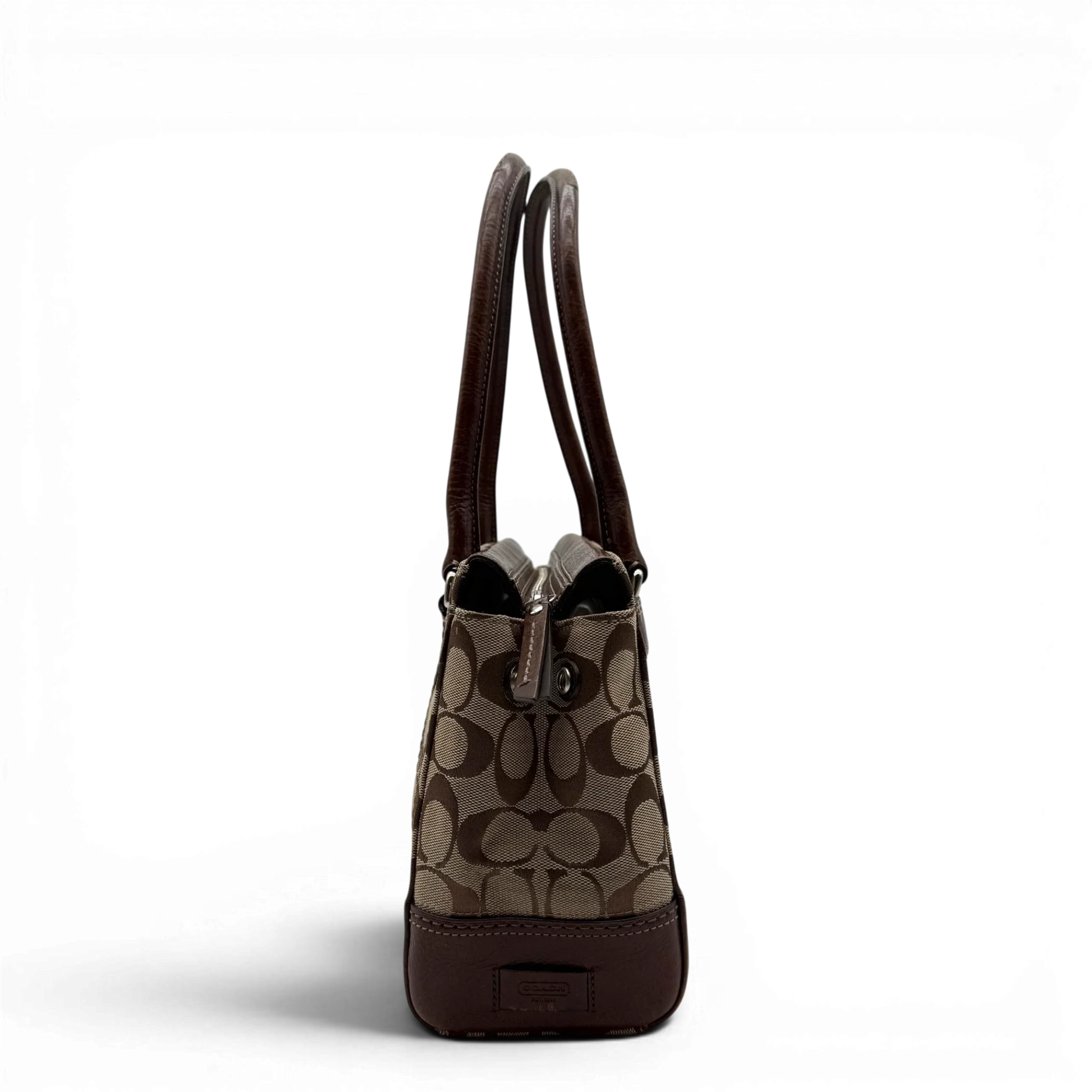 https://cdn.shopify.com/s/files/1/0564/9376/8855/files/coach-handtasche-tote-signature-beige-braun-large-canvas-vintage-y2k-look23.webp?v=1777462769