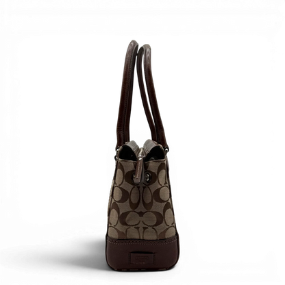 https://cdn.shopify.com/s/files/1/0564/9376/8855/files/coach-handtasche-tote-signature-beige-braun-large-canvas-vintage-y2k-look23.webp?v=1777462769