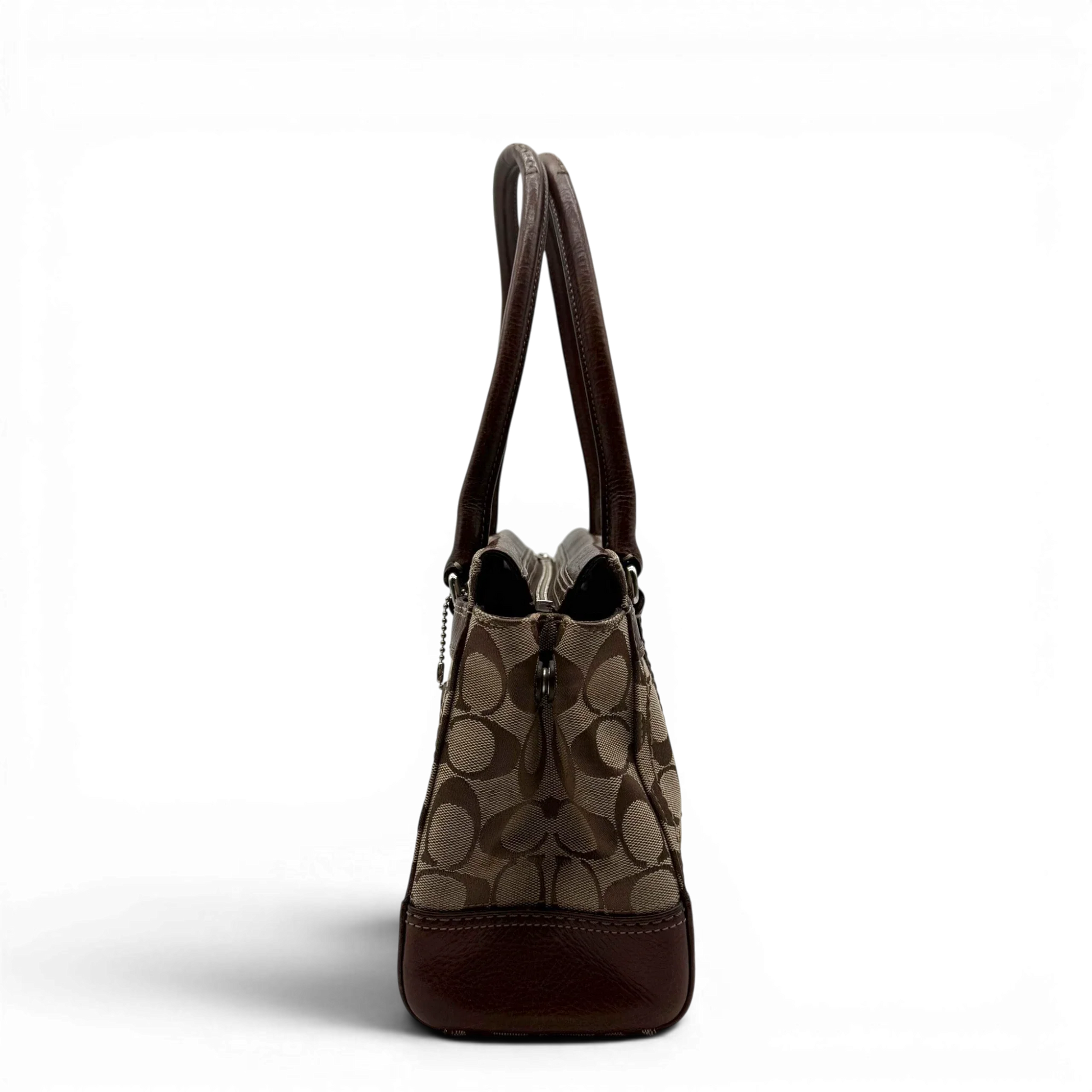 https://cdn.shopify.com/s/files/1/0564/9376/8855/files/coach-handtasche-tote-signature-beige-braun-large-canvas-vintage-y2k-look24.webp?v=1777462769