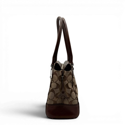 https://cdn.shopify.com/s/files/1/0564/9376/8855/files/coach-handtasche-tote-signature-beige-braun-large-canvas-vintage-y2k-look24.webp?v=1777462769