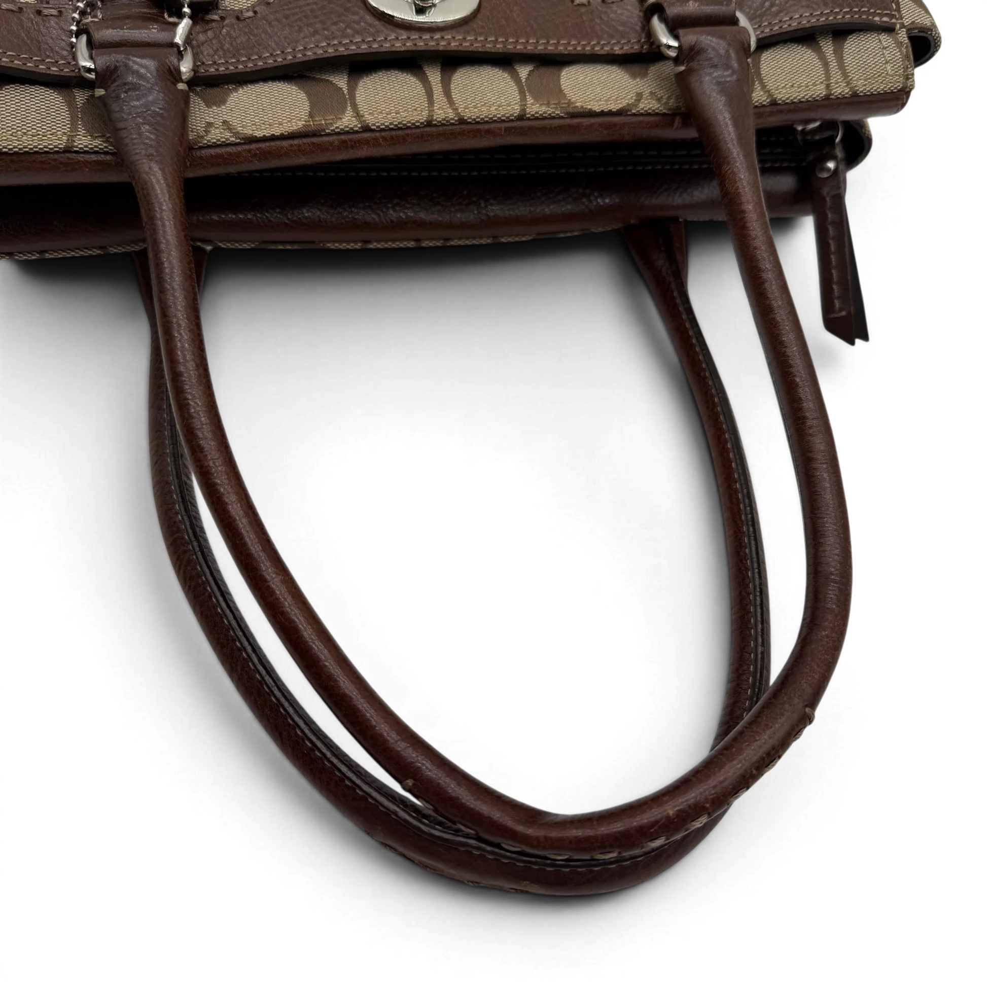 https://cdn.shopify.com/s/files/1/0564/9376/8855/files/coach-handtasche-tote-signature-beige-braun-large-canvas-vintage-y2k-look31.webp?v=1777462769
