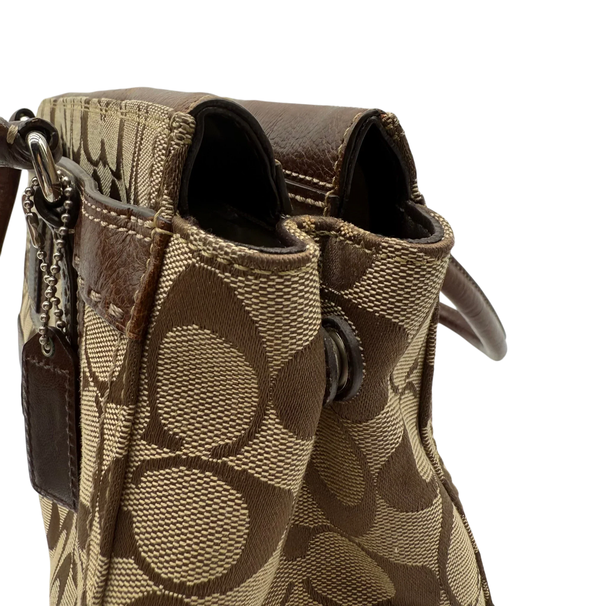 https://cdn.shopify.com/s/files/1/0564/9376/8855/files/coach-handtasche-tote-signature-beige-braun-large-canvas-vintage-y2k-look36.webp?v=1777462769