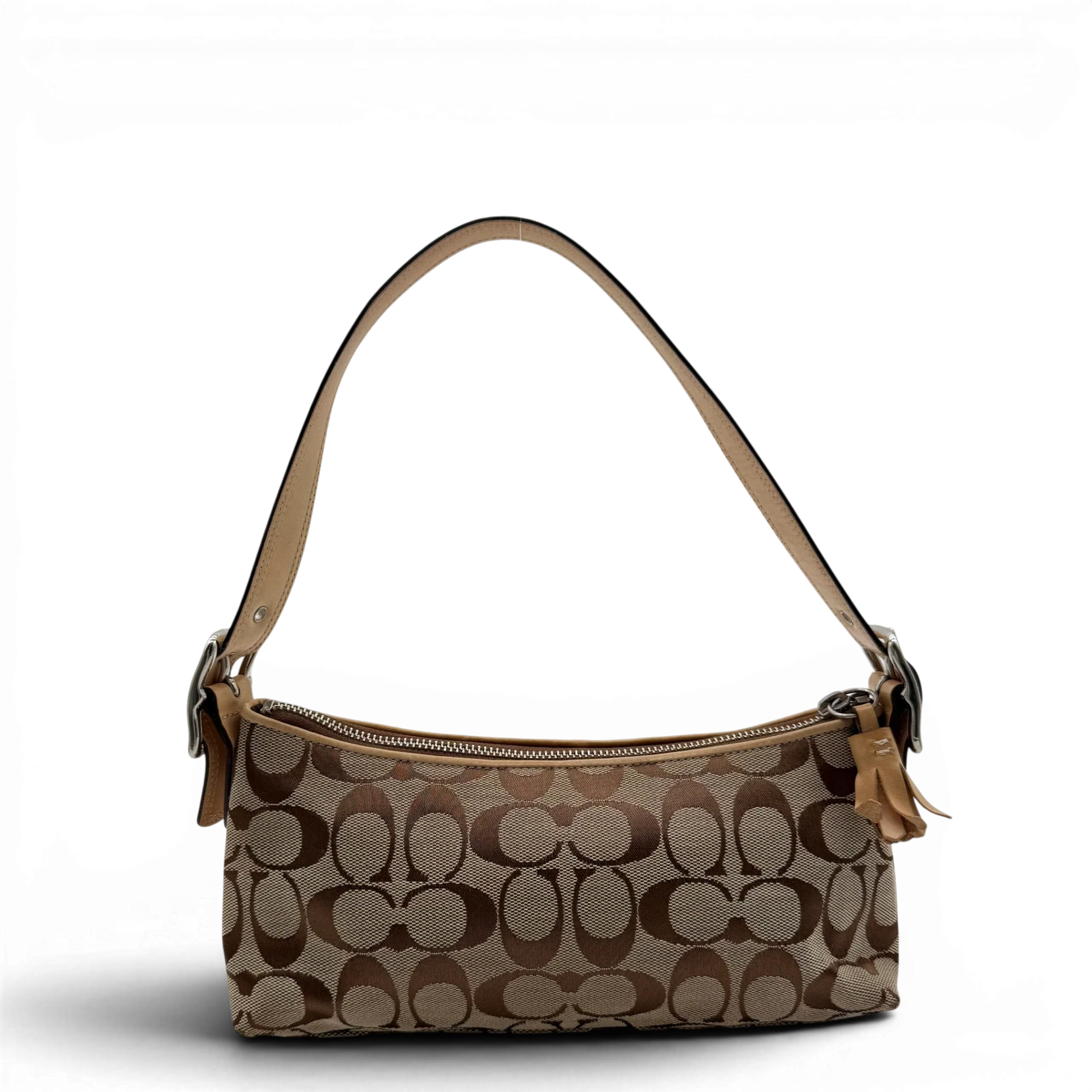 https://cdn.shopify.com/s/files/1/0564/9376/8855/files/coach-schultertasche-signature-beige-pochette-elegant-designer-damen-accessoire-trend04.webp?v=1777463883
