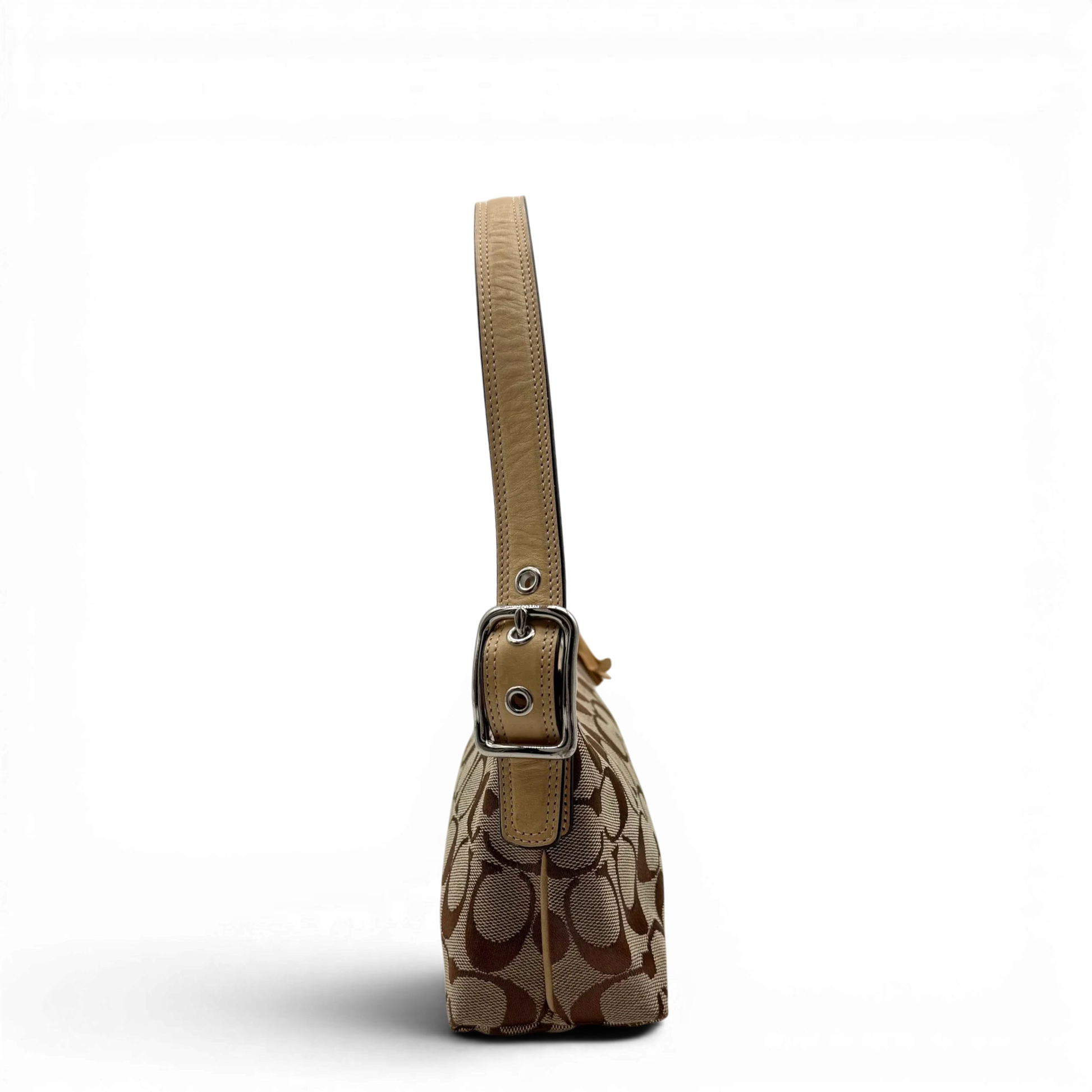 https://cdn.shopify.com/s/files/1/0564/9376/8855/files/coach-schultertasche-signature-beige-pochette-elegant-designer-damen-accessoire-trend05.webp?v=1777463882