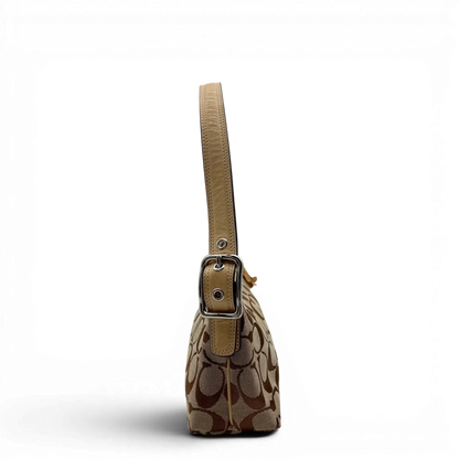 https://cdn.shopify.com/s/files/1/0564/9376/8855/files/coach-schultertasche-signature-beige-pochette-elegant-designer-damen-accessoire-trend05.webp?v=1777463882