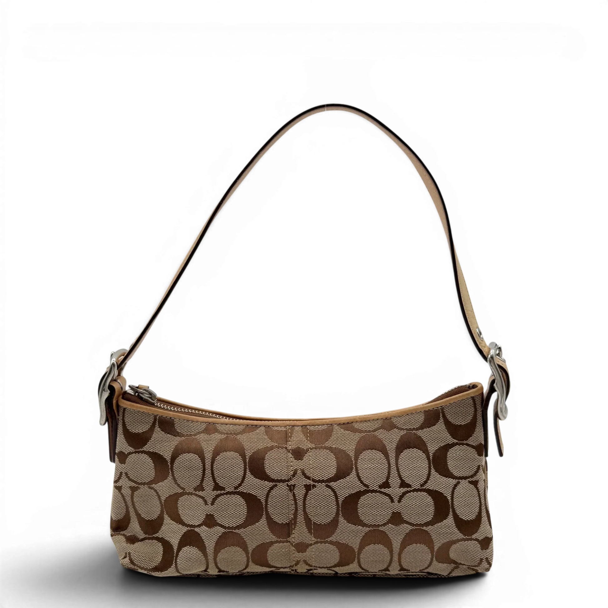 https://cdn.shopify.com/s/files/1/0564/9376/8855/files/coach-schultertasche-signature-beige-pochette-elegant-designer-damen-accessoire-trend07.webp?v=1777463882