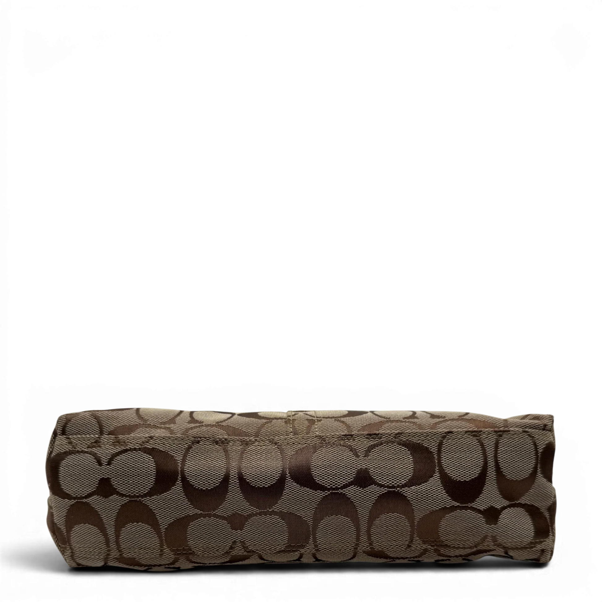 https://cdn.shopify.com/s/files/1/0564/9376/8855/files/coach-schultertasche-signature-beige-pochette-elegant-designer-damen-accessoire-trend08.webp?v=1777463882