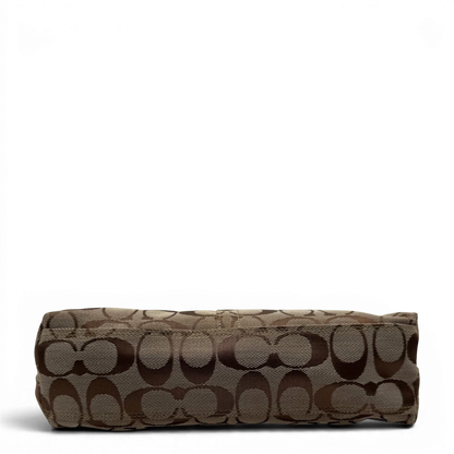 https://cdn.shopify.com/s/files/1/0564/9376/8855/files/coach-schultertasche-signature-beige-pochette-elegant-designer-damen-accessoire-trend08.webp?v=1777463882