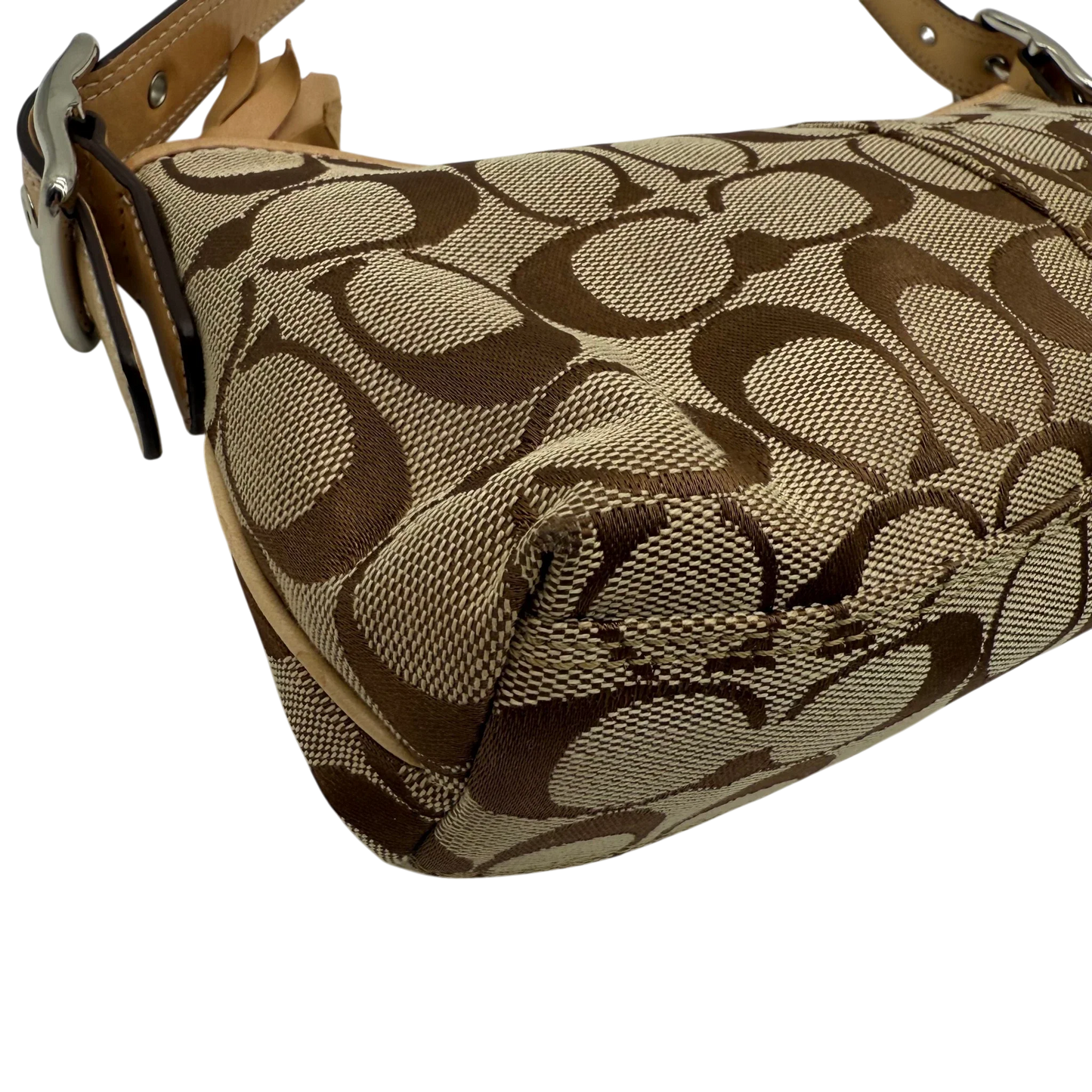 https://cdn.shopify.com/s/files/1/0564/9376/8855/files/coach-schultertasche-signature-beige-pochette-elegant-designer-damen-accessoire-trend09.webp?v=1777463883