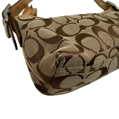 https://cdn.shopify.com/s/files/1/0564/9376/8855/files/coach-schultertasche-signature-beige-pochette-elegant-designer-damen-accessoire-trend09.webp?v=1777463883