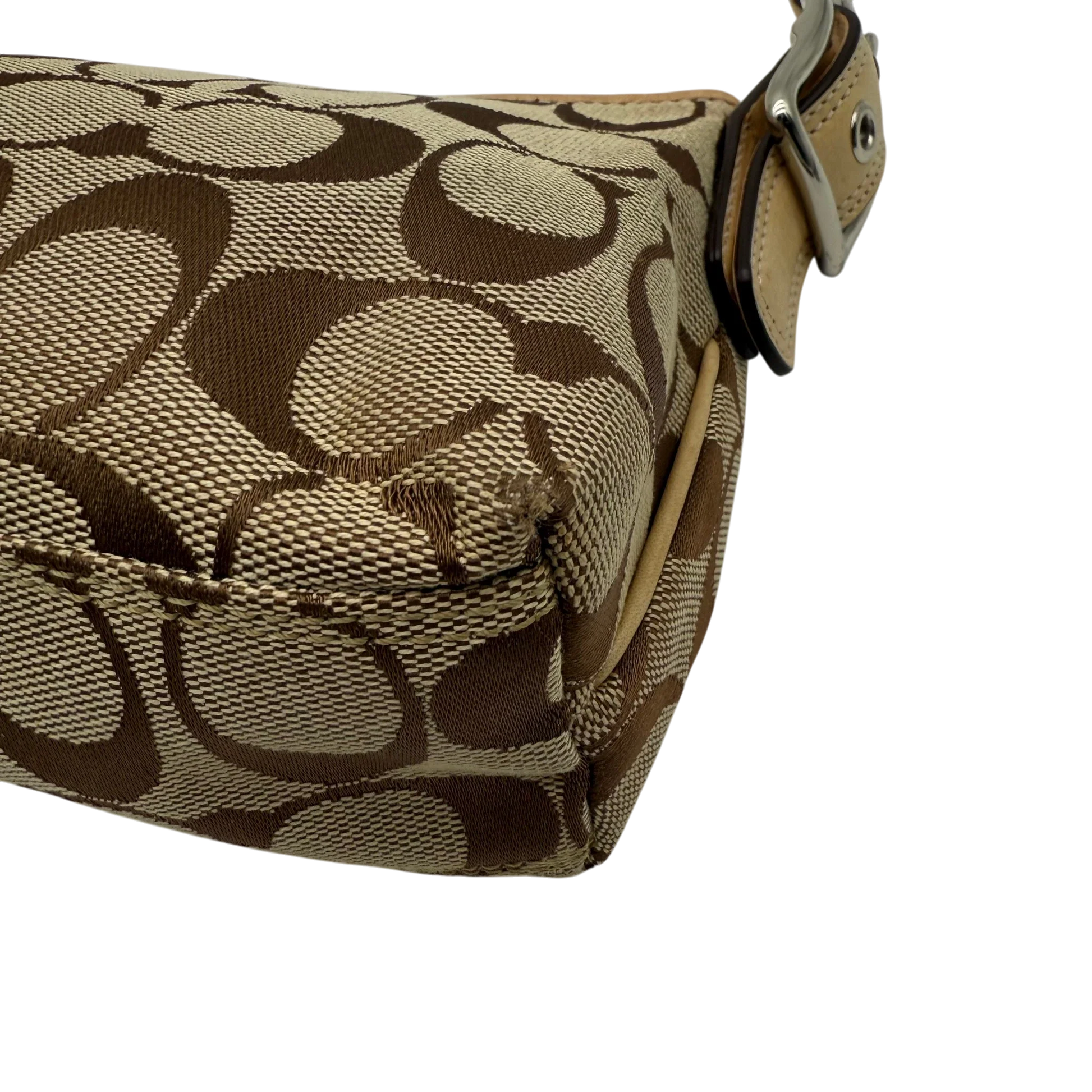 https://cdn.shopify.com/s/files/1/0564/9376/8855/files/coach-schultertasche-signature-beige-pochette-elegant-designer-damen-accessoire-trend10.webp?v=1777463883
