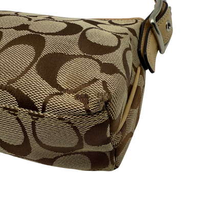https://cdn.shopify.com/s/files/1/0564/9376/8855/files/coach-schultertasche-signature-beige-pochette-elegant-designer-damen-accessoire-trend10.webp?v=1777463883