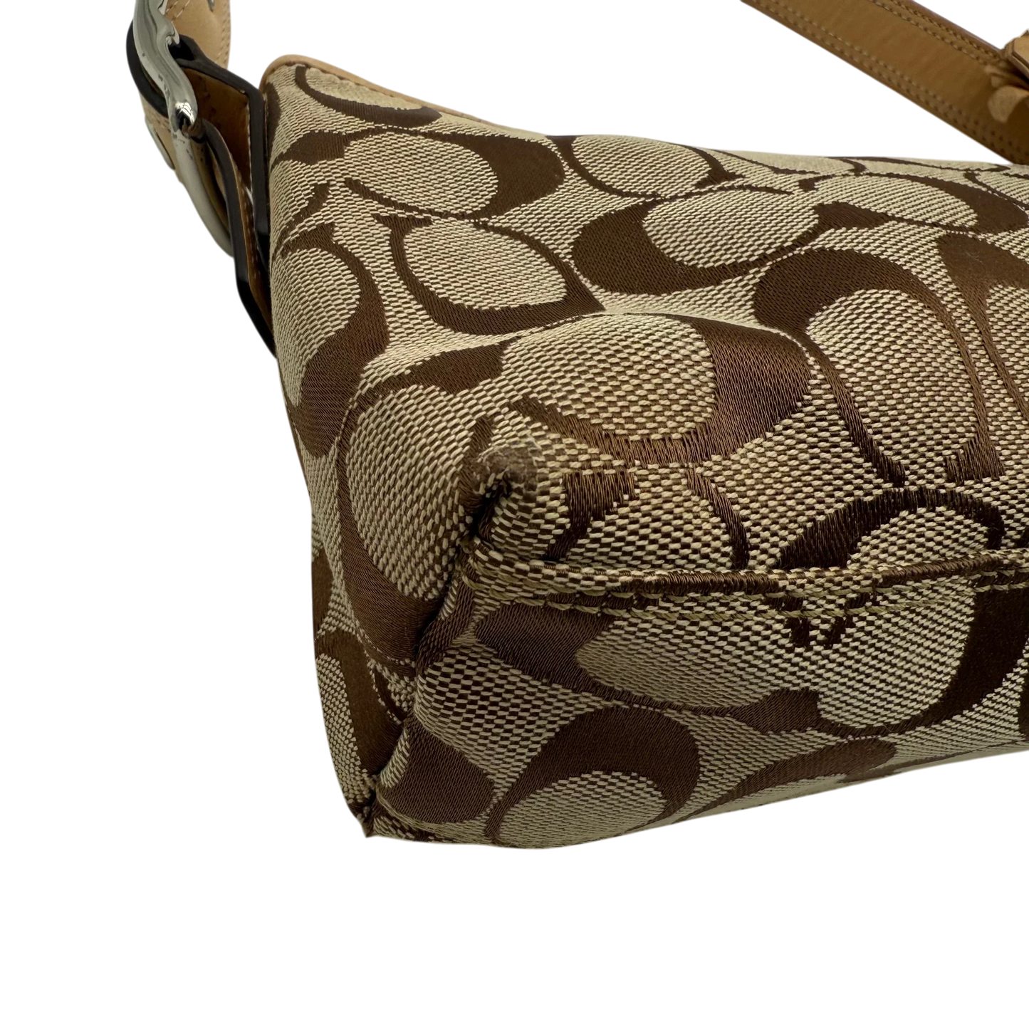 https://cdn.shopify.com/s/files/1/0564/9376/8855/files/coach-schultertasche-signature-beige-pochette-elegant-designer-damen-accessoire-trend11.webp?v=1777463882