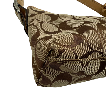 https://cdn.shopify.com/s/files/1/0564/9376/8855/files/coach-schultertasche-signature-beige-pochette-elegant-designer-damen-accessoire-trend11.webp?v=1777463882