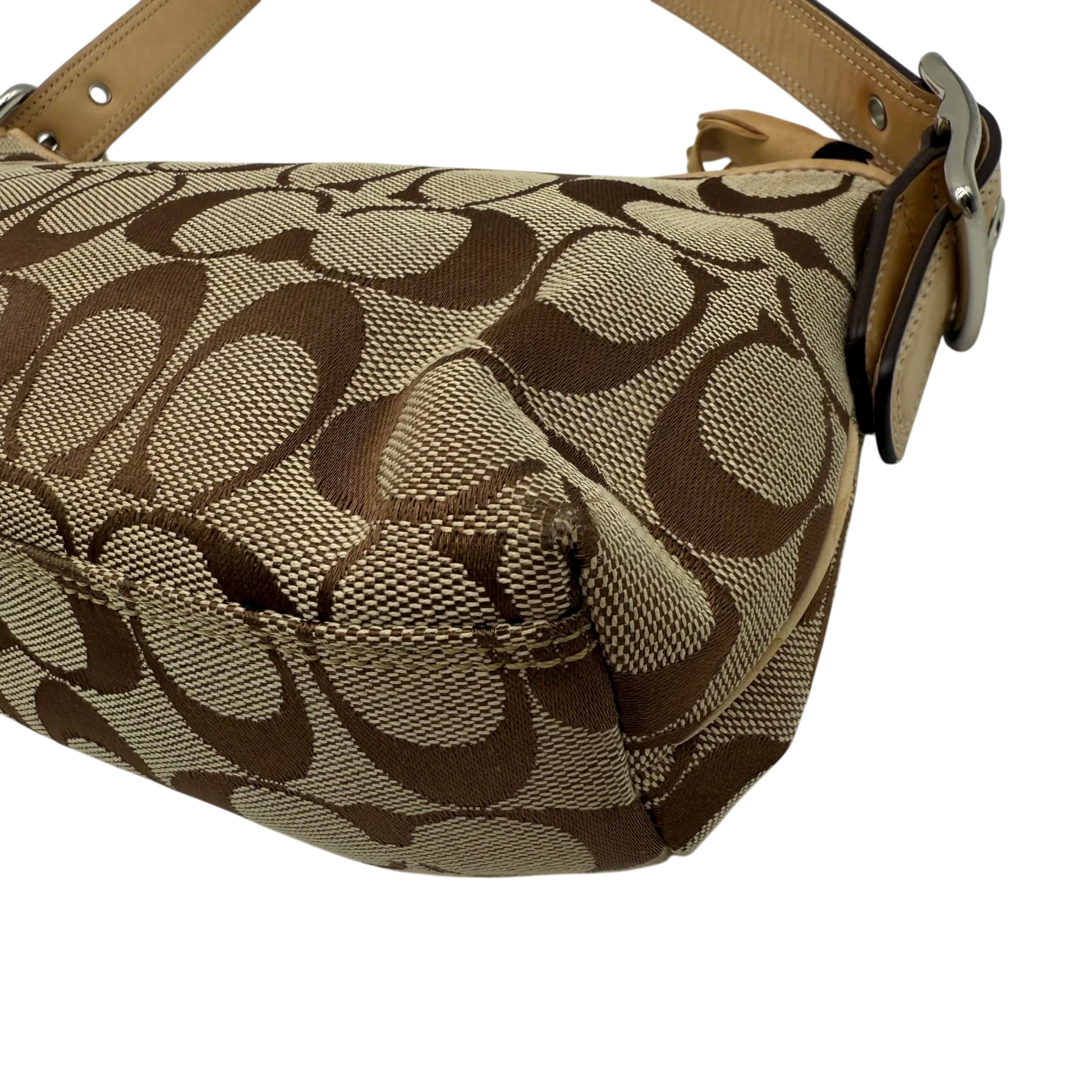 https://cdn.shopify.com/s/files/1/0564/9376/8855/files/coach-schultertasche-signature-beige-pochette-elegant-designer-damen-accessoire-trend12.webp?v=1777463883