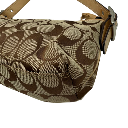 https://cdn.shopify.com/s/files/1/0564/9376/8855/files/coach-schultertasche-signature-beige-pochette-elegant-designer-damen-accessoire-trend12.webp?v=1777463883