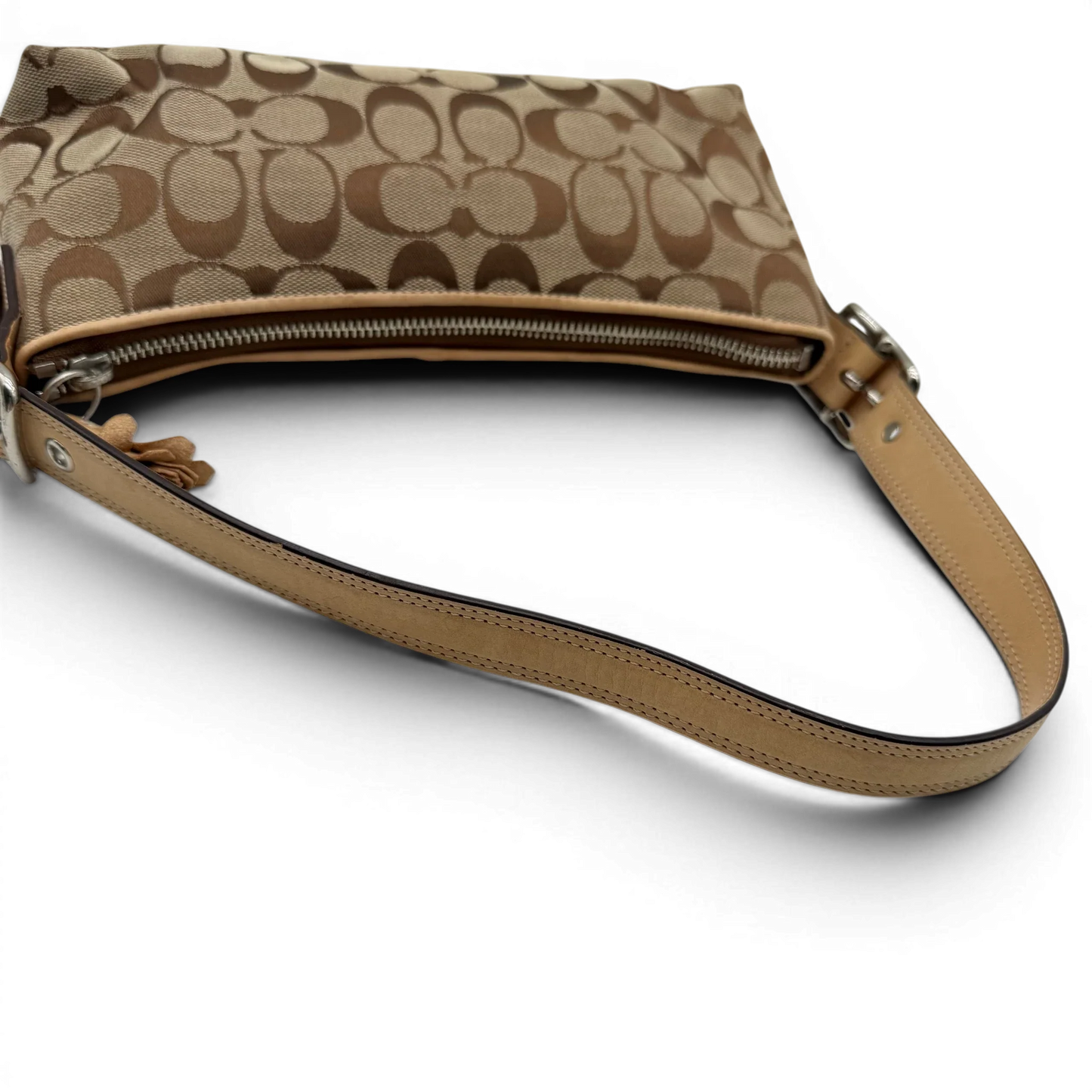 https://cdn.shopify.com/s/files/1/0564/9376/8855/files/coach-schultertasche-signature-beige-pochette-elegant-designer-damen-accessoire-trend13.webp?v=1777463883