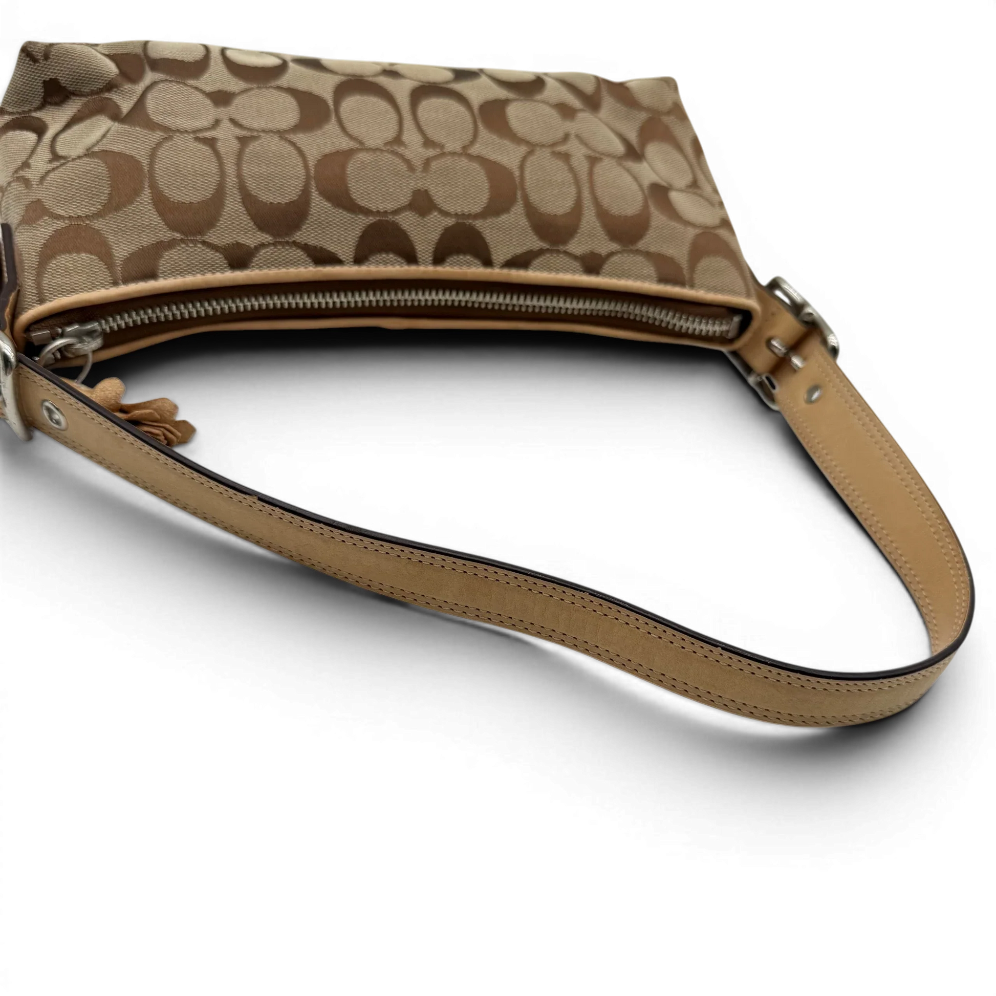 https://cdn.shopify.com/s/files/1/0564/9376/8855/files/coach-schultertasche-signature-beige-pochette-elegant-designer-damen-accessoire-trend13.webp?v=1777463883