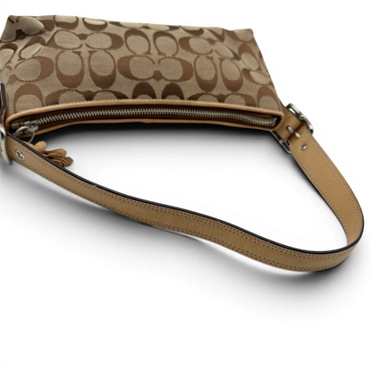 https://cdn.shopify.com/s/files/1/0564/9376/8855/files/coach-schultertasche-signature-beige-pochette-elegant-designer-damen-accessoire-trend13.webp?v=1777463883