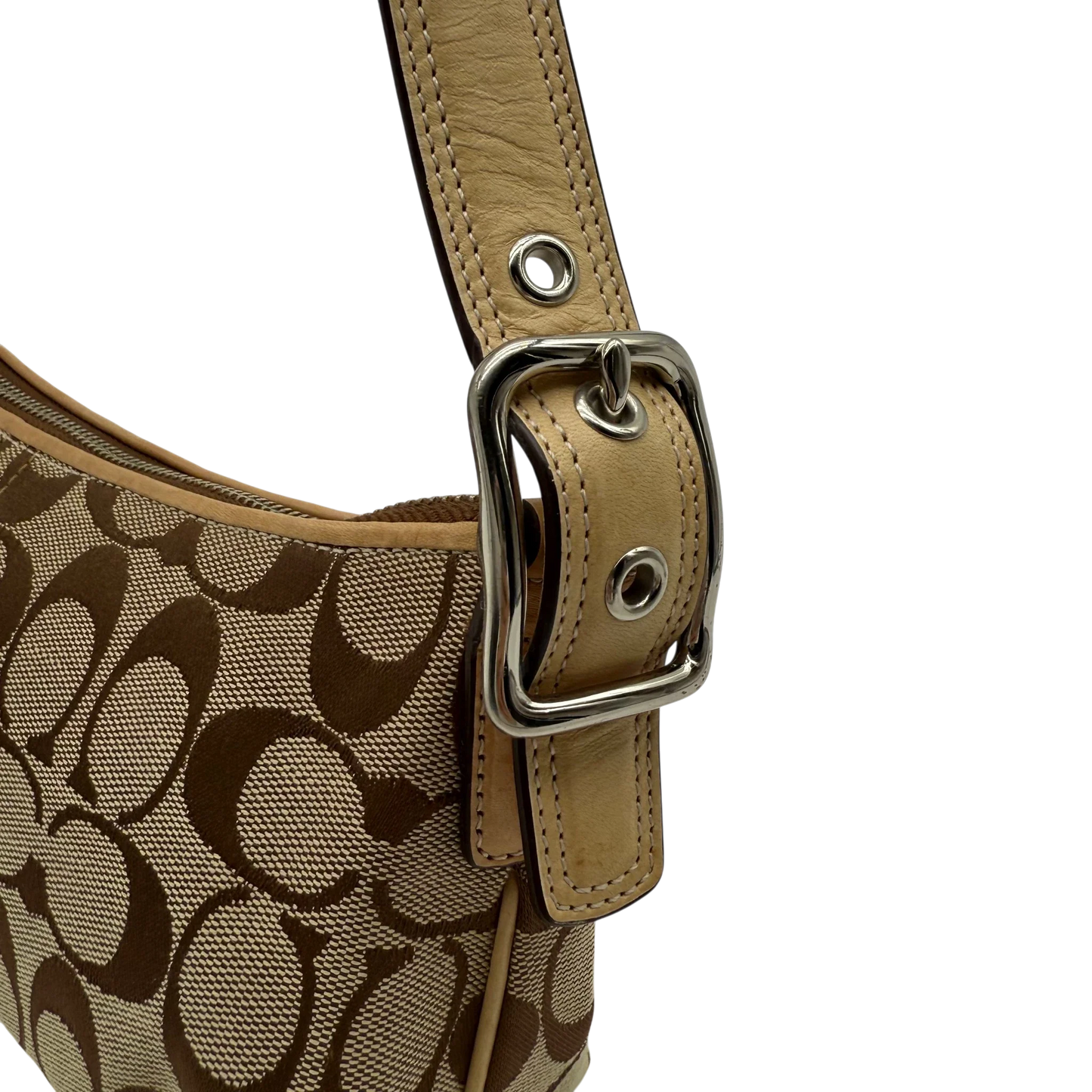 https://cdn.shopify.com/s/files/1/0564/9376/8855/files/coach-schultertasche-signature-beige-pochette-elegant-designer-damen-accessoire-trend14.webp?v=1777463883
