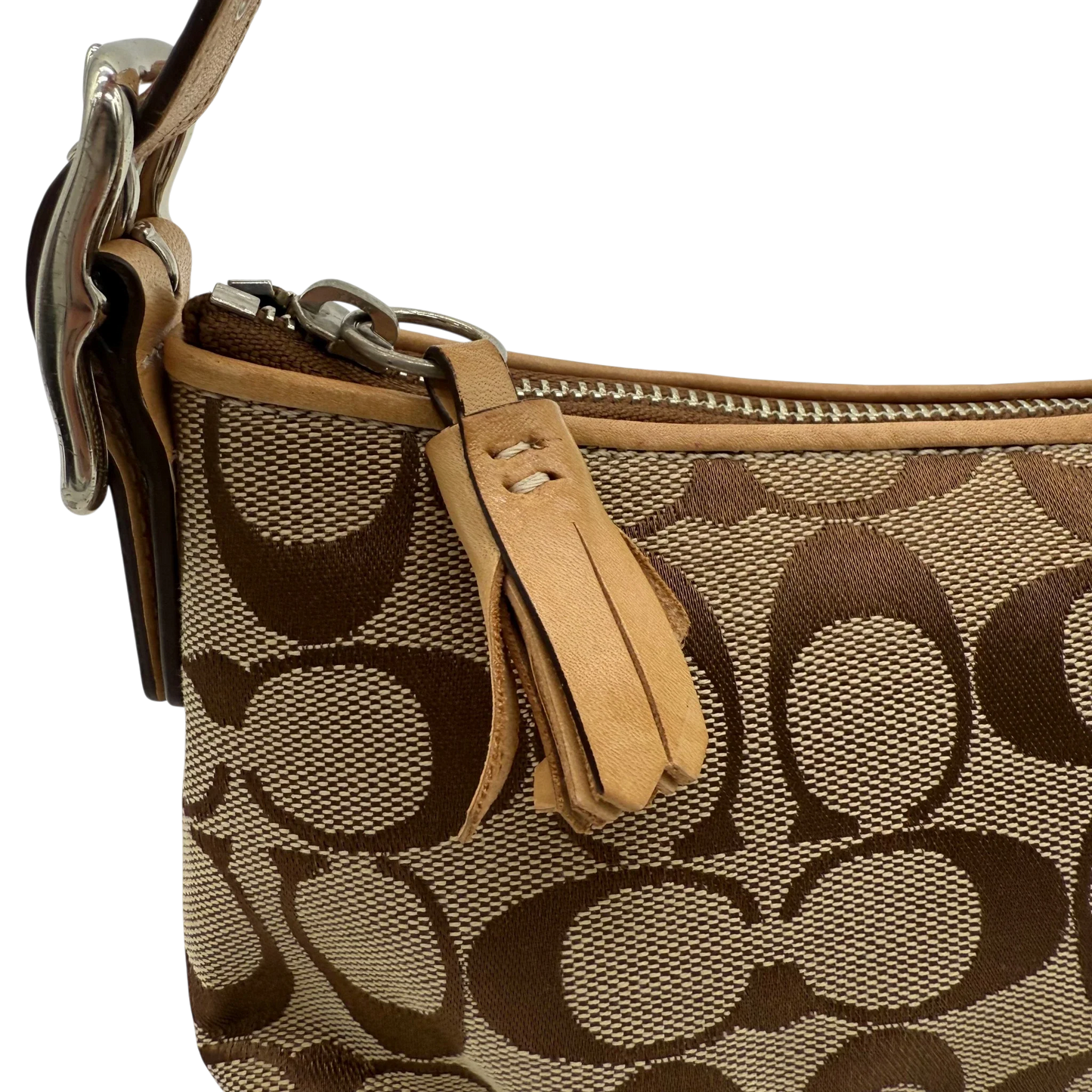 https://cdn.shopify.com/s/files/1/0564/9376/8855/files/coach-schultertasche-signature-beige-pochette-elegant-designer-damen-accessoire-trend15.webp?v=1777463883